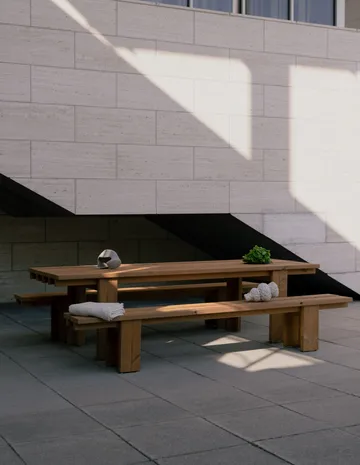 013 Osa Outdoor Bench bänk - Värmebehandlad furu, 333x37x49 cm - Vaarnii