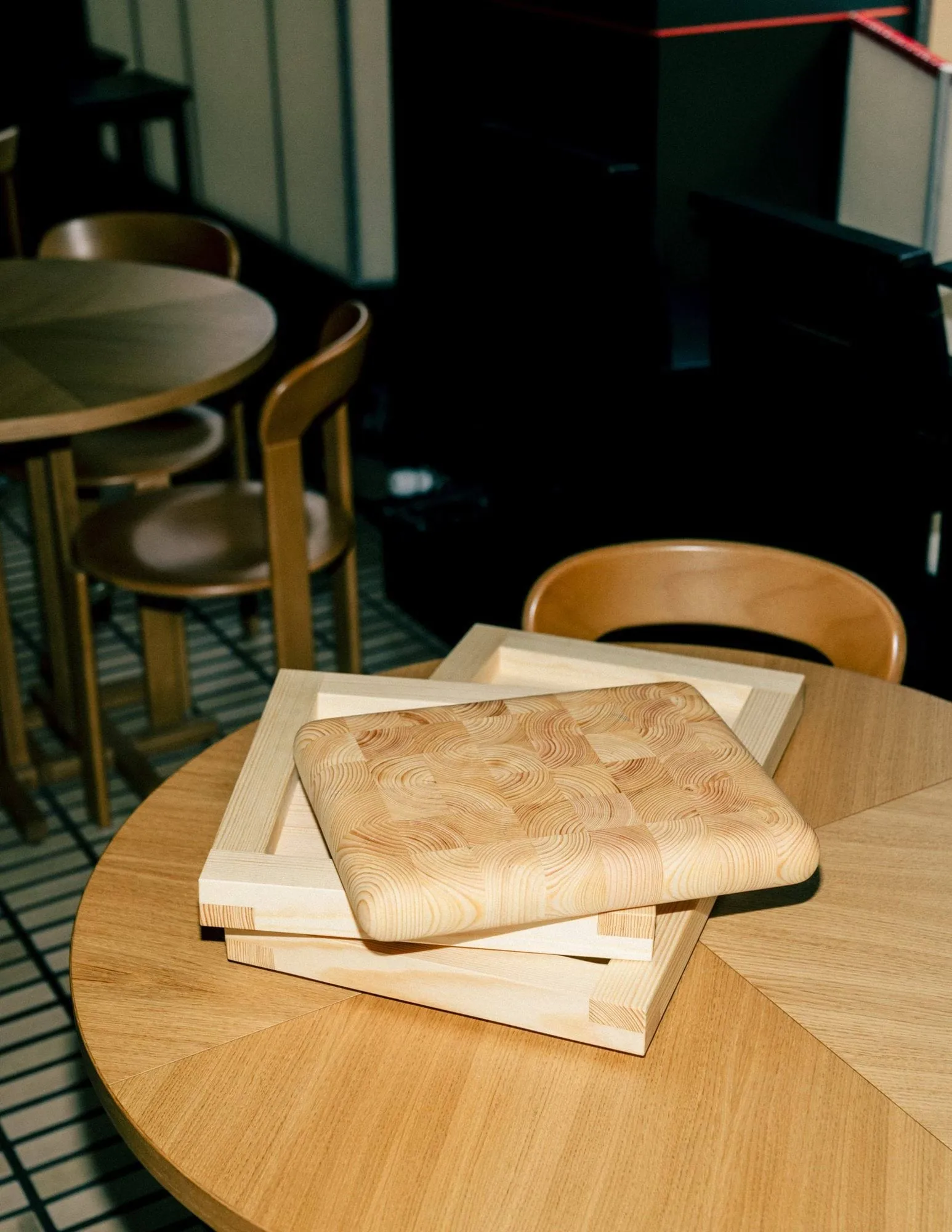 019 Syy Chopping Board skärbräda, Paraffinoljad furu, medium 26x35x5 cm Vaarnii