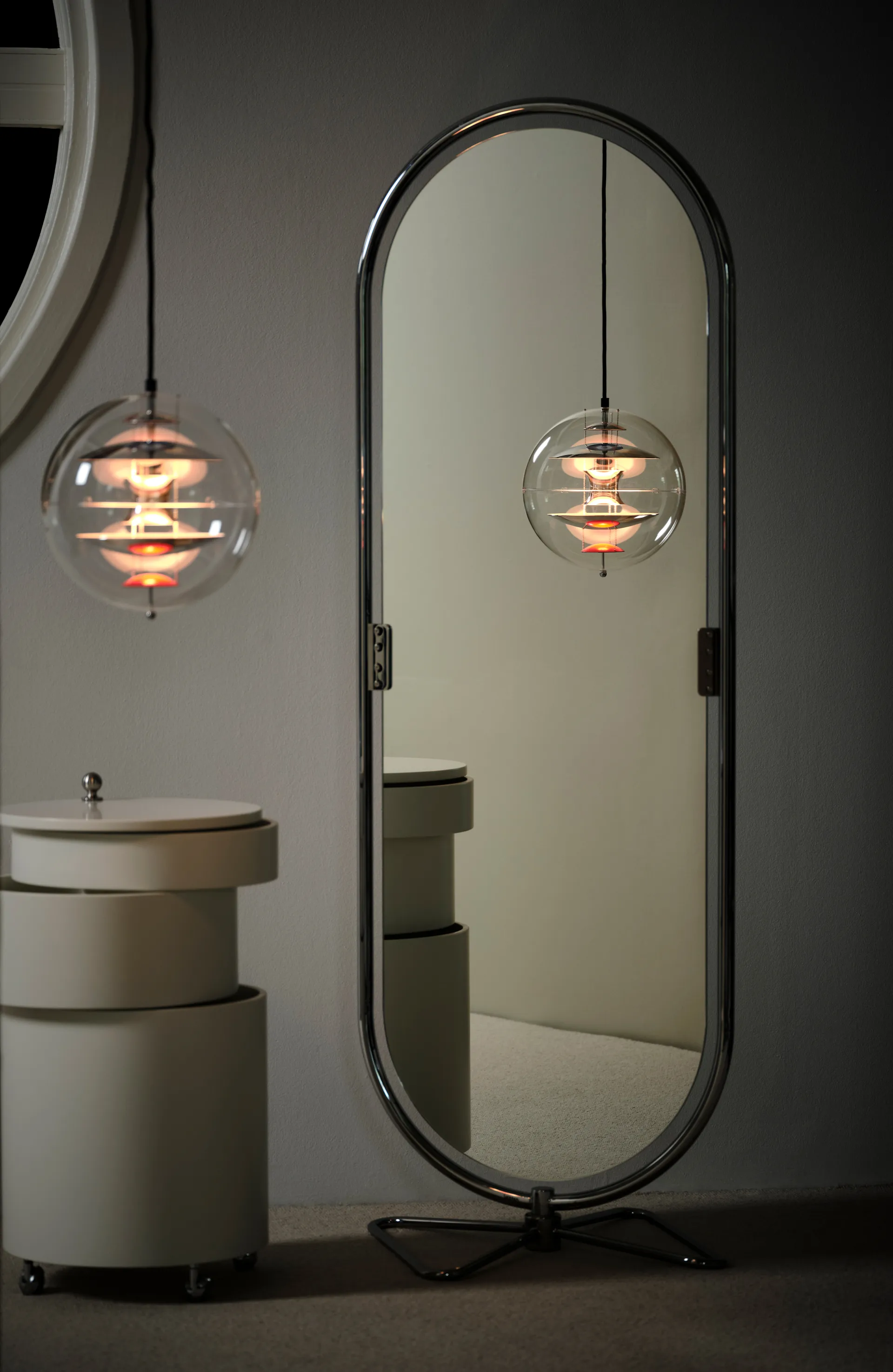 VP Globe taklampa Ø28cm, Chrome-red-blue Verpan