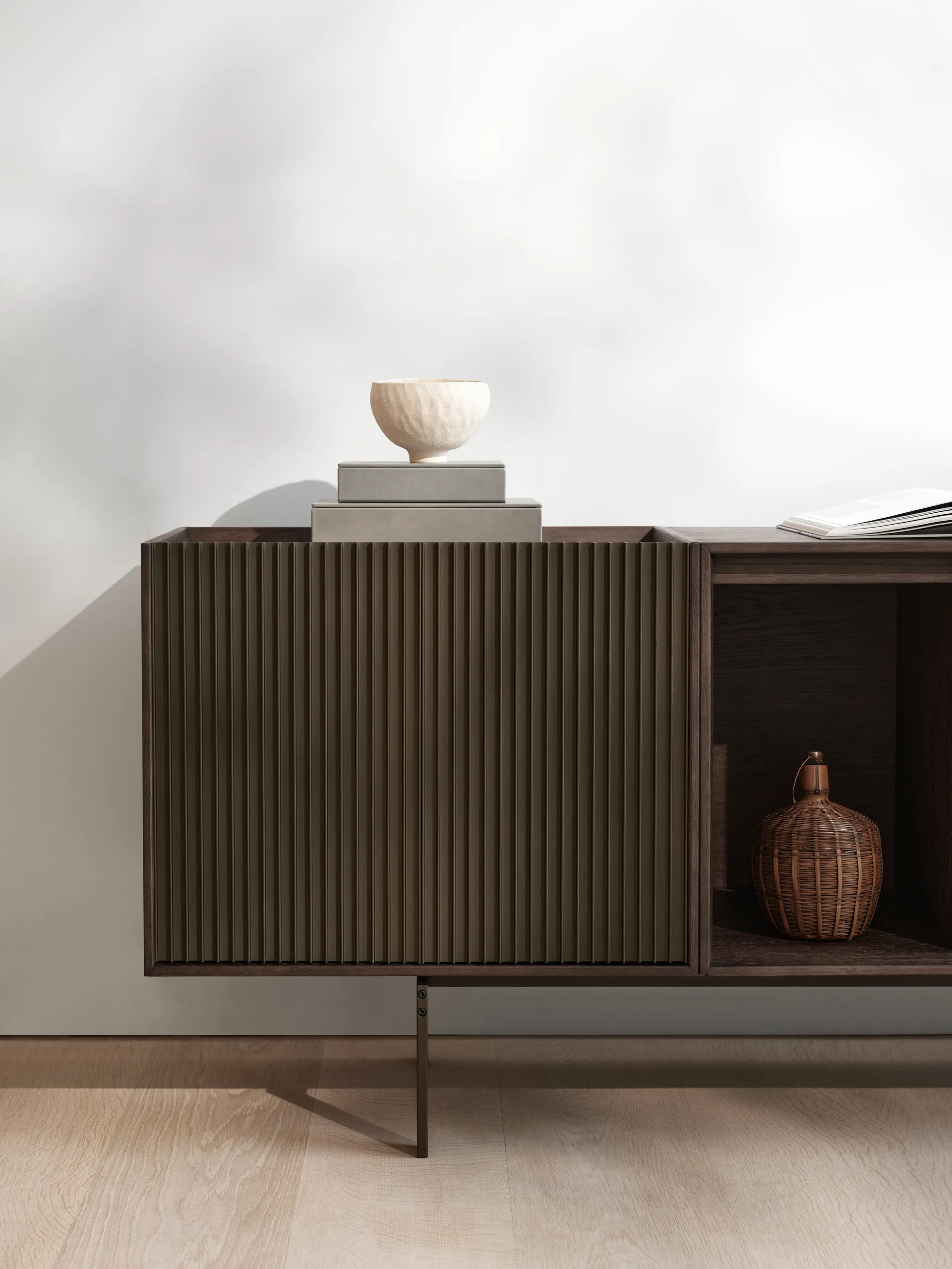 Vipp Cabinet H1 sideboard med ben, Dark oak-marble, doors Vipp