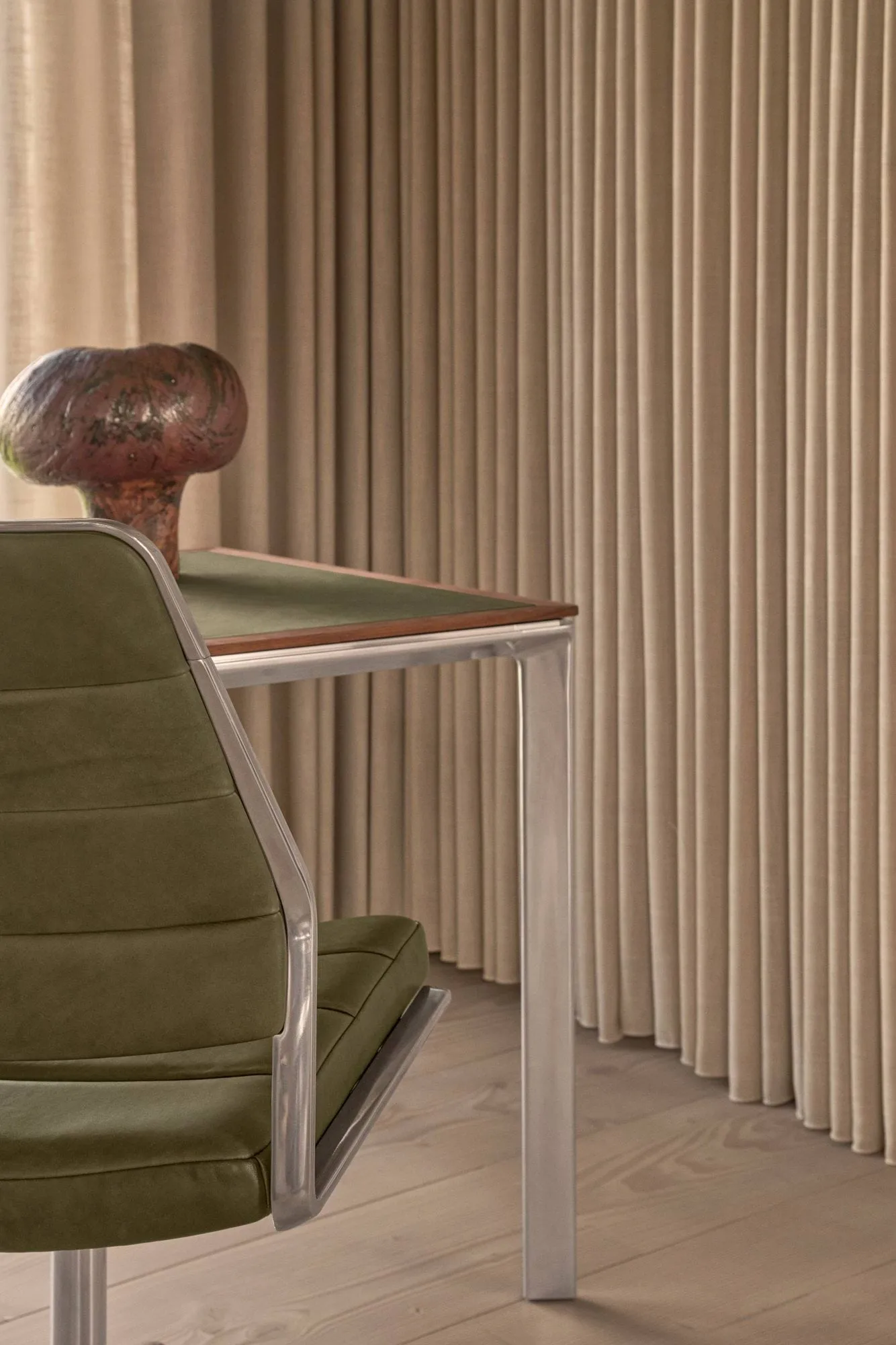 Vipp432 skrivbord, Bosco leather-dark oak Vipp