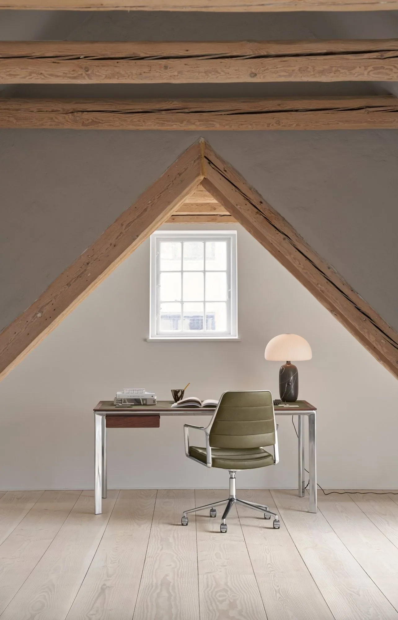 Vipp432 skrivbord, Bosco leather-dark oak Vipp