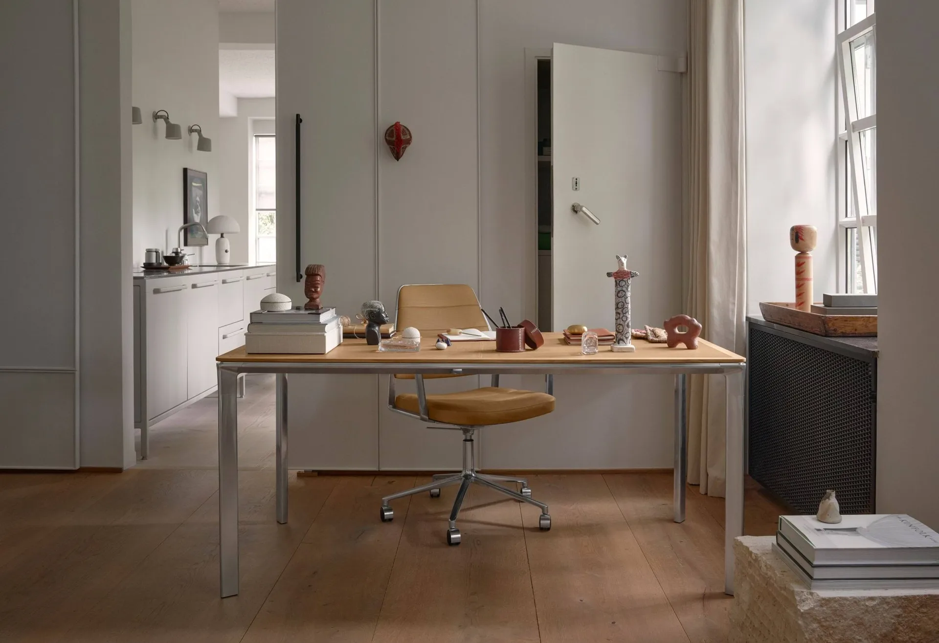 Vipp432 skrivbord, Camel leather-light oak Vipp