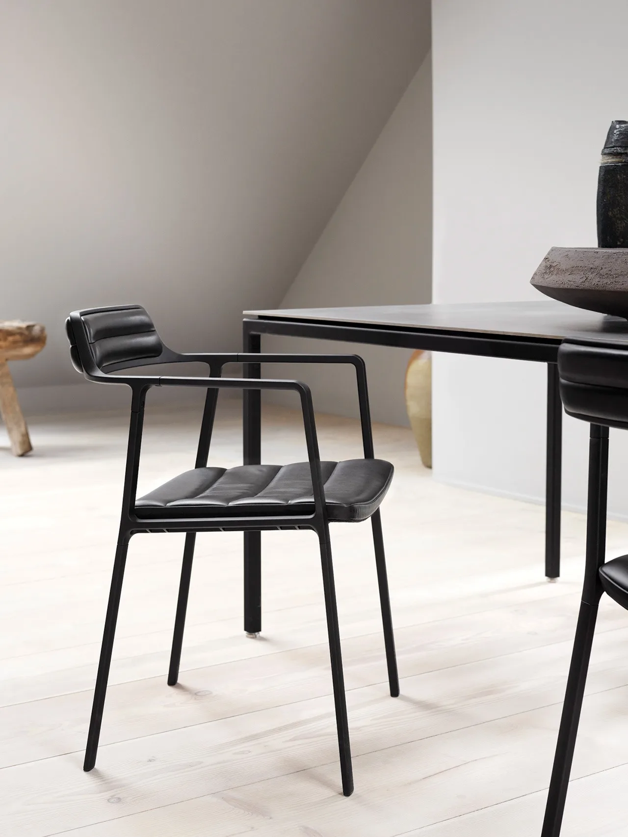 Vipp451 stol, Black aluminium-black leather Vipp