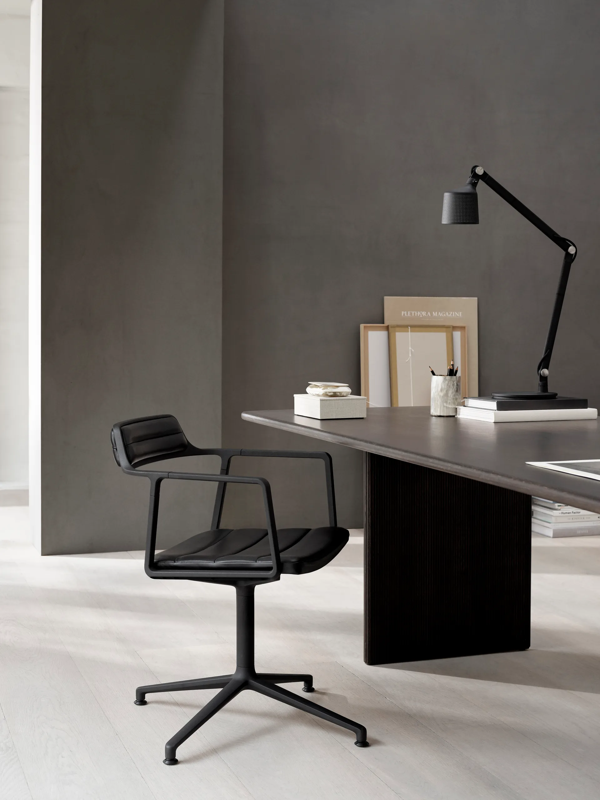 Vipp452 Swivel kontorsstol, Black aluminium-black leather Vipp