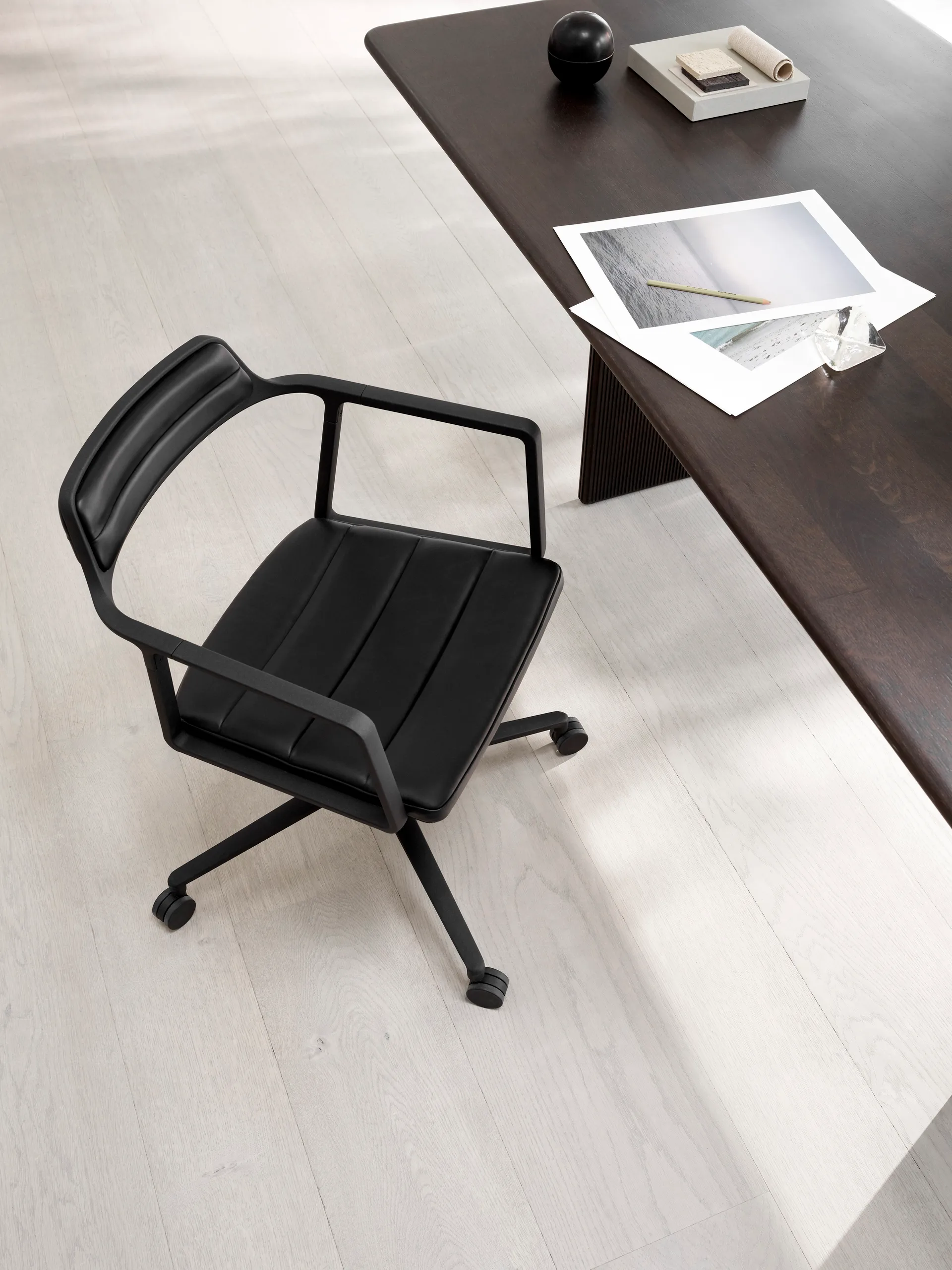 Vipp452 Swivel kontorsstol med hjul, Black aluminium-black leather Vipp