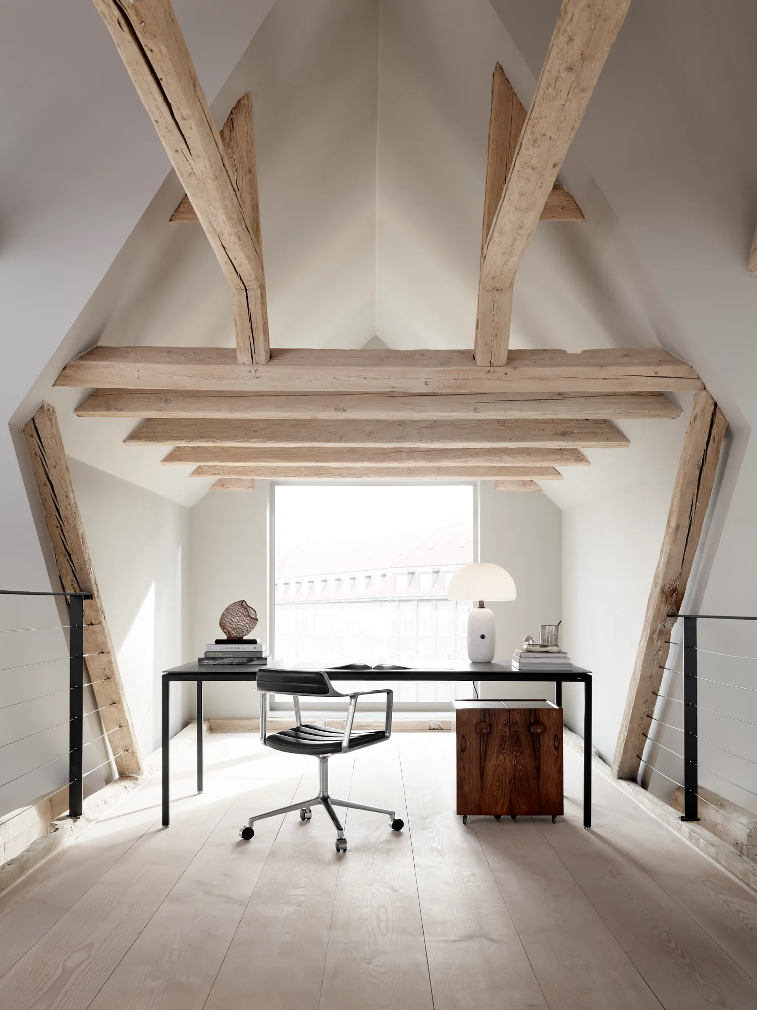 Vipp452 Swivel kontorsstol med hjul, Pol. aluminium-black leather Vipp