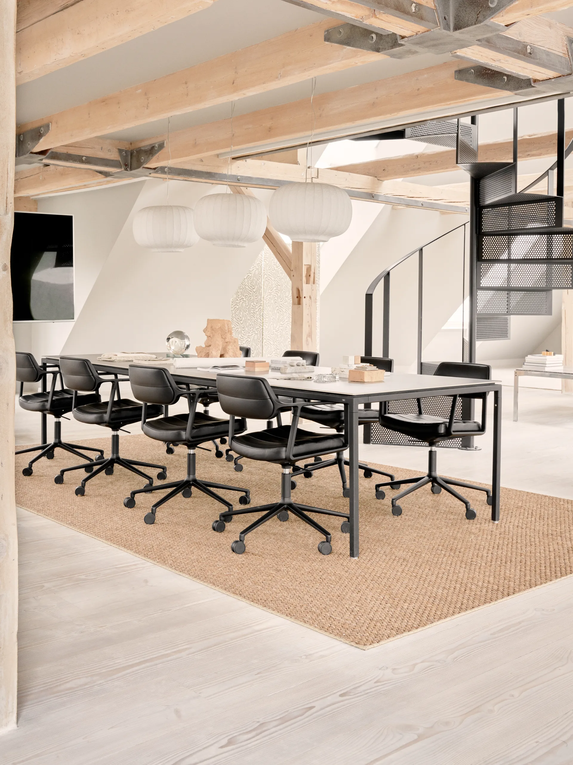 Vipp453+ Swivel kontorsstol med hjul, Black aluminium-black leather Vipp