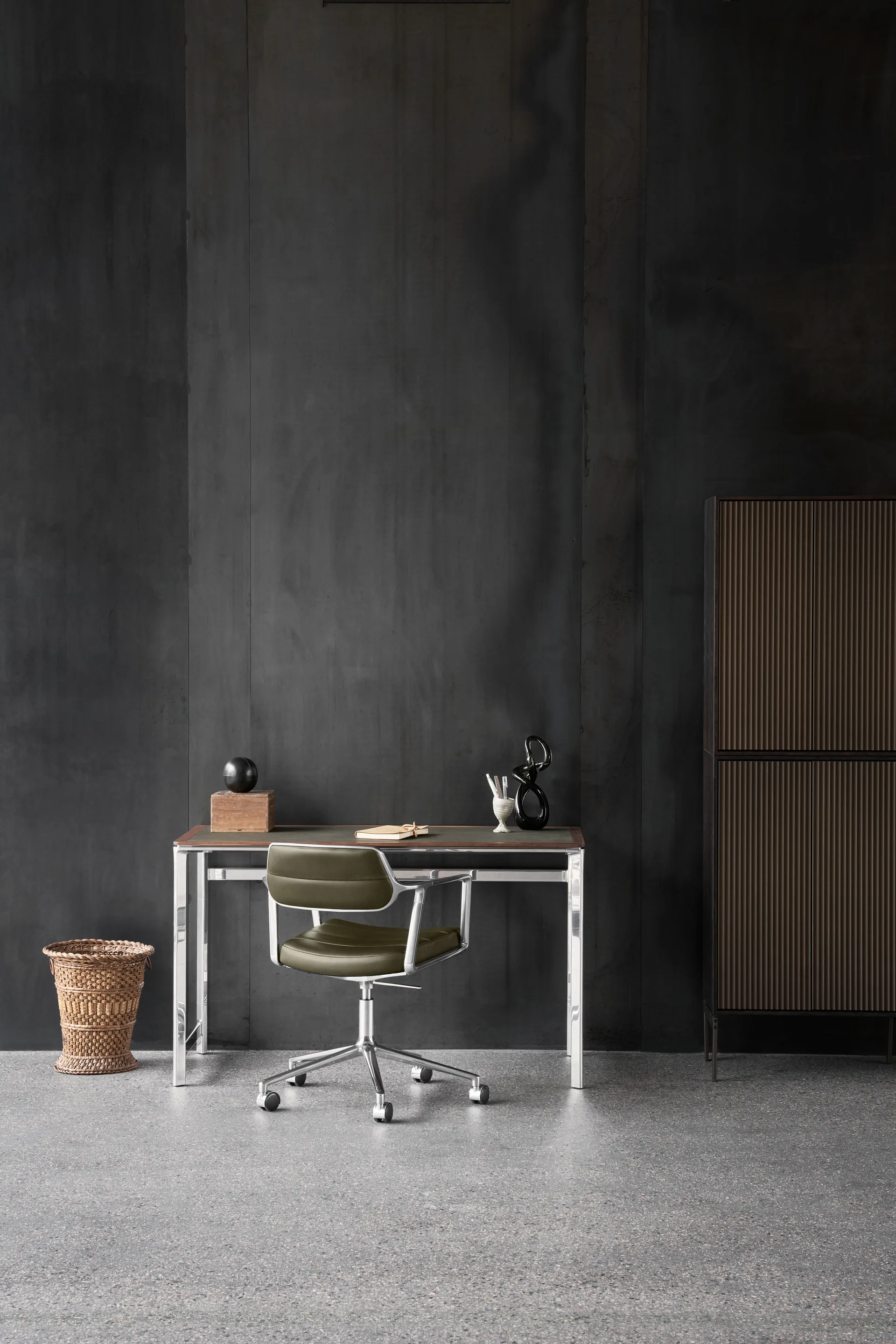 Vipp453+ Swivel kontorsstol med hjul, Pol. aluminium-black leather Vipp