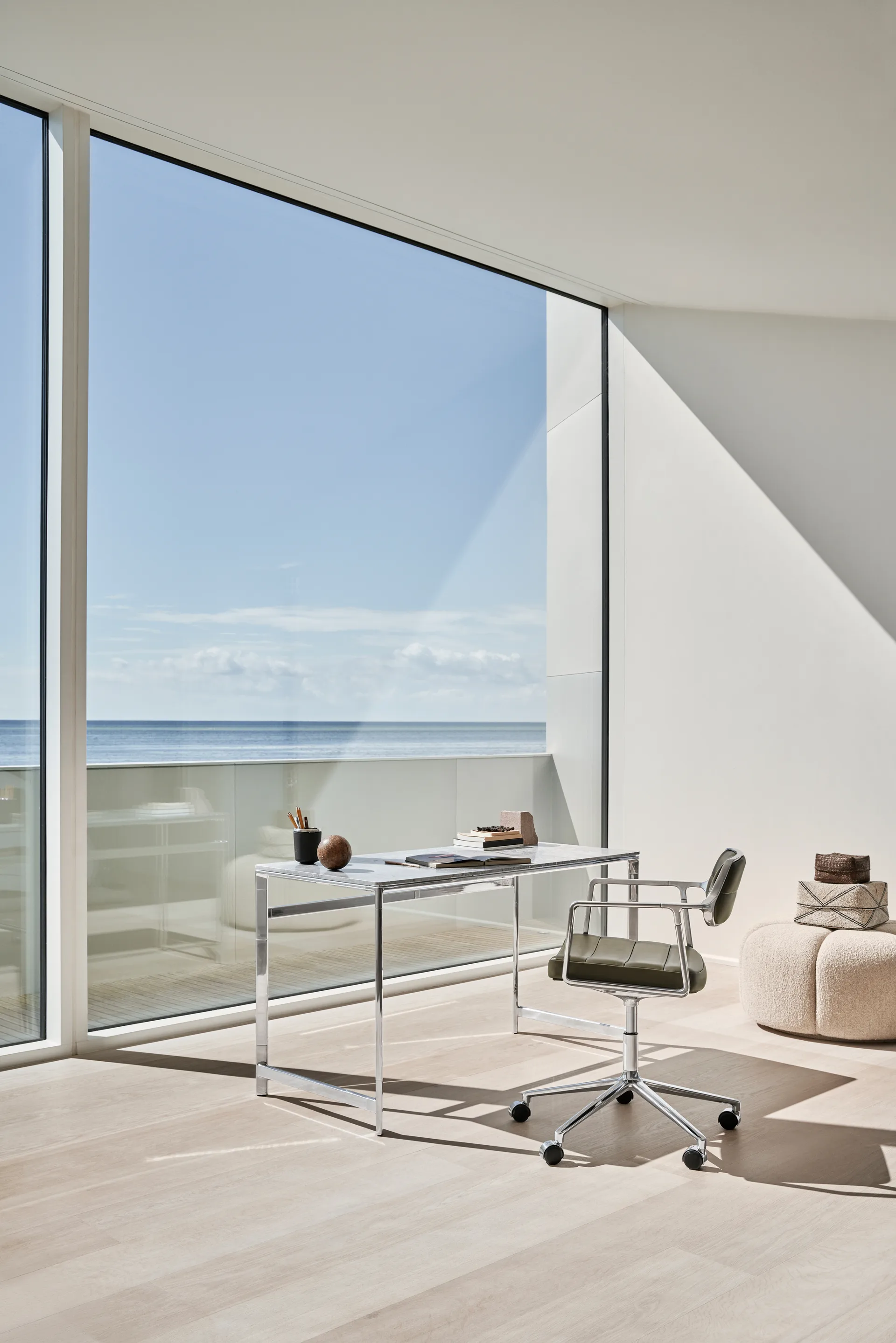 Vipp453+ Swivel kontorsstol med hjul, Pol. aluminium-bosco green Vipp