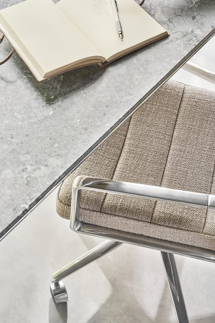 Vipp453+ Swivel kontorsstol med hjul, Pol. aluminium-dark sand Vipp