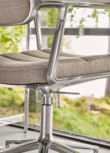 Vipp453+ Swivel kontorsstol med hjul - Pol. aluminium-dark sand - Vipp