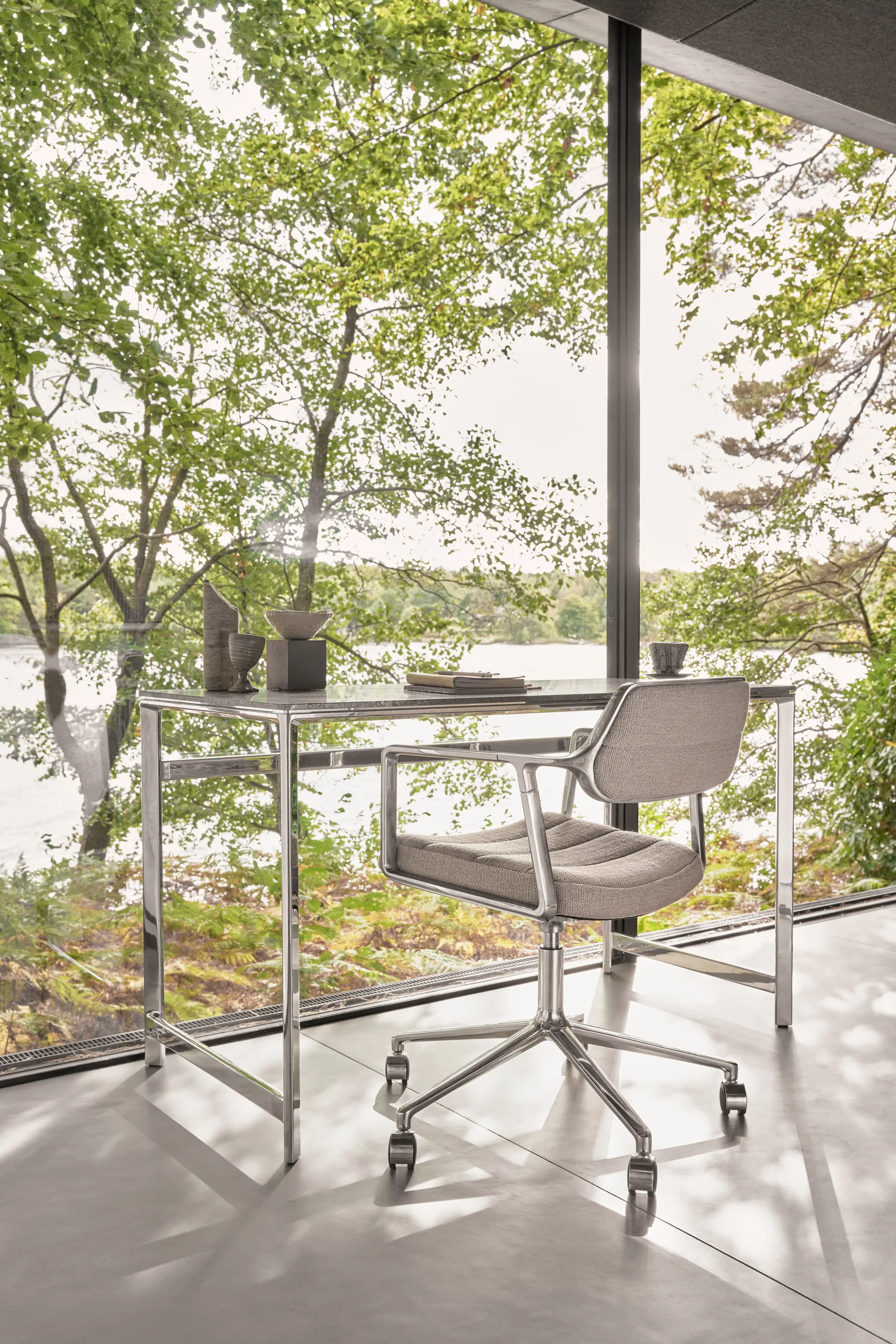 Vipp453+ Swivel kontorsstol med hjul, Pol. aluminium-dark sand Vipp