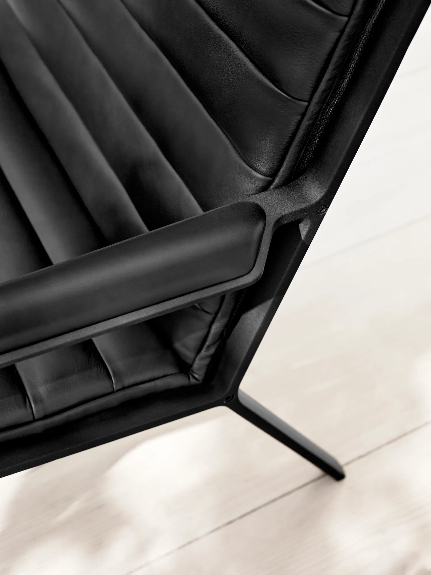 Vipp456 loungefåtölj, Black aluminium-black leather Vipp