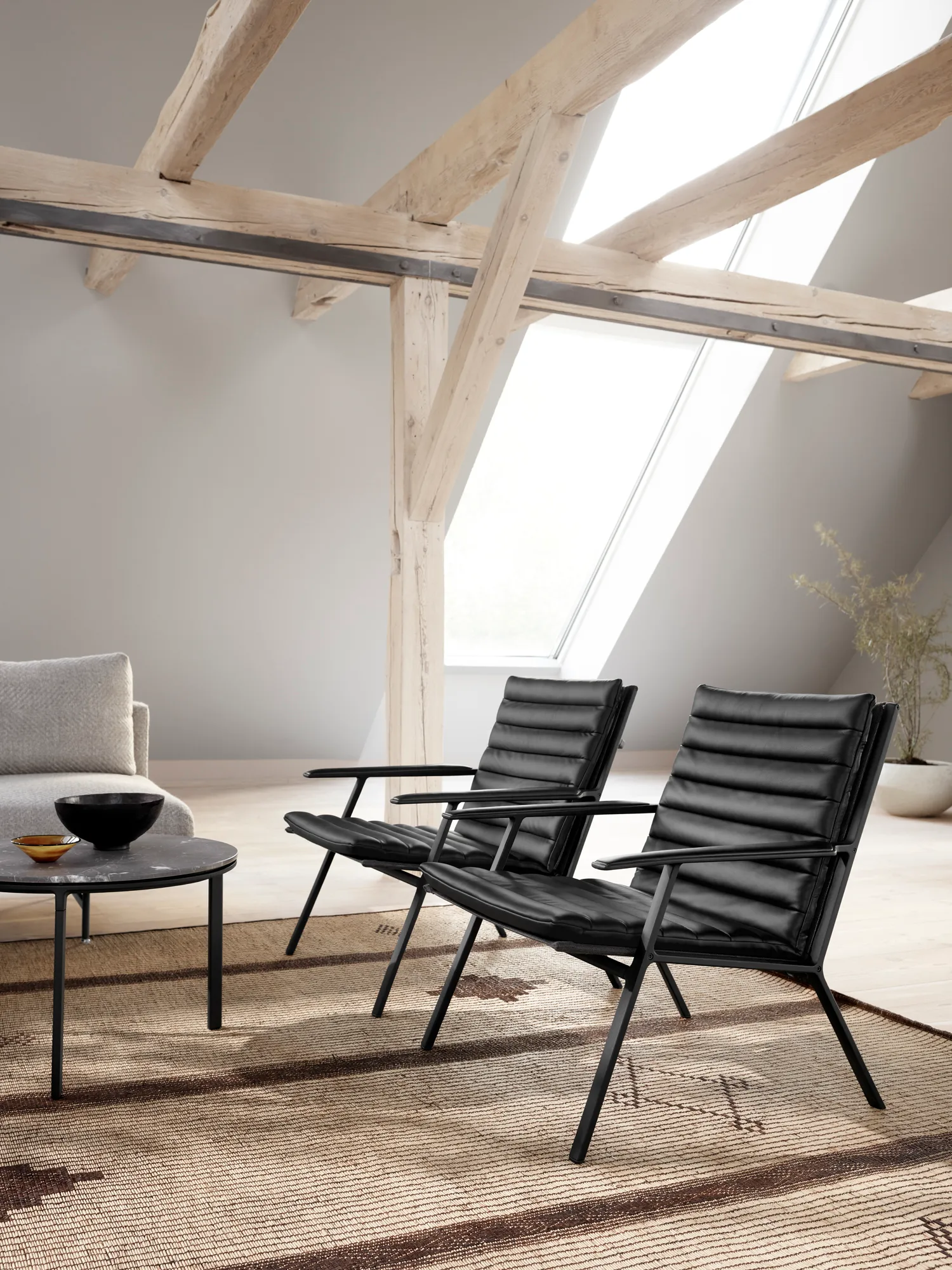 Vipp456 loungefåtölj, Black aluminium-black leather Vipp