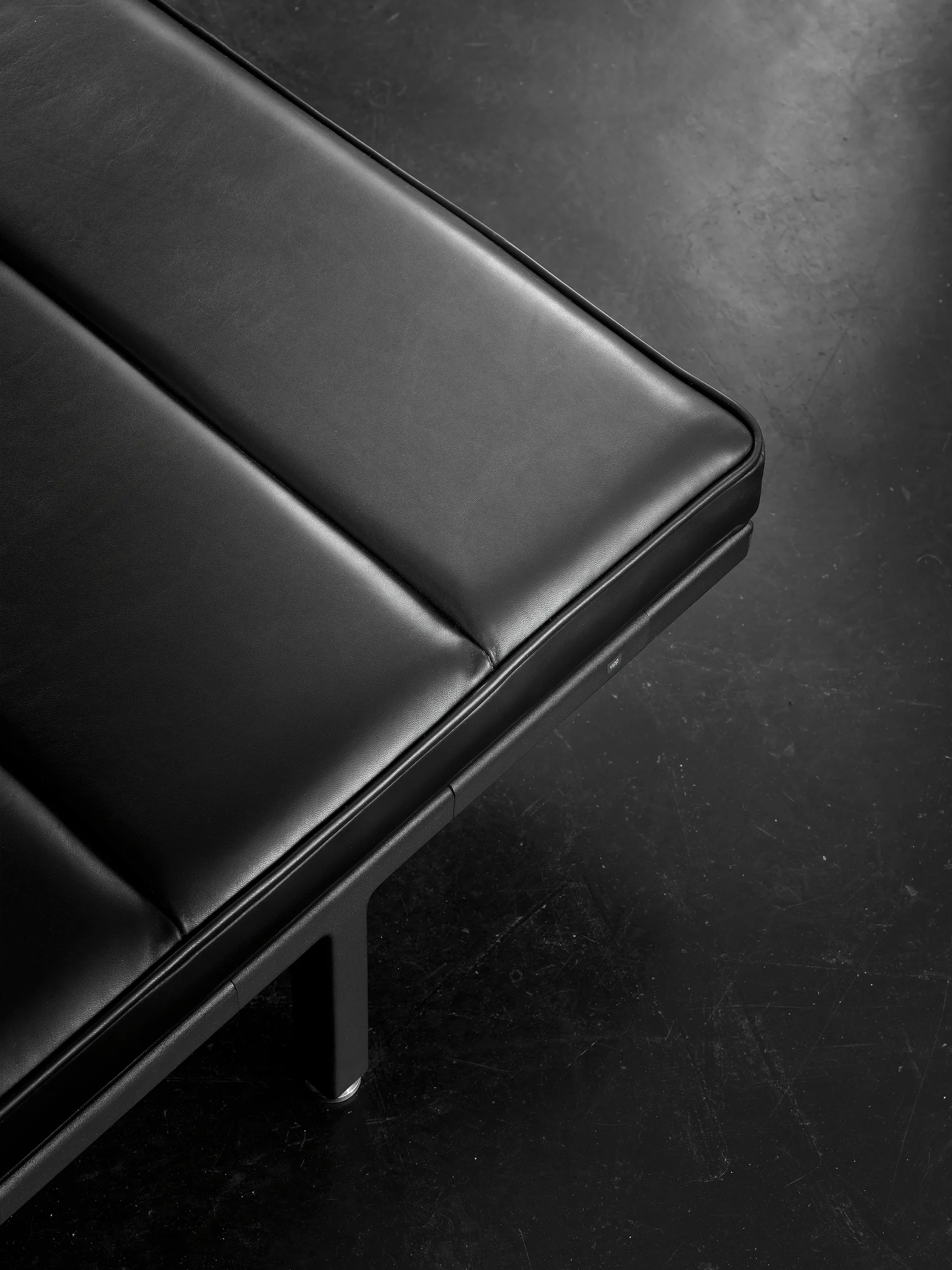 Vipp461 dagbädd 200x85x31,5 cm, Black aluminium-black leather Vipp
