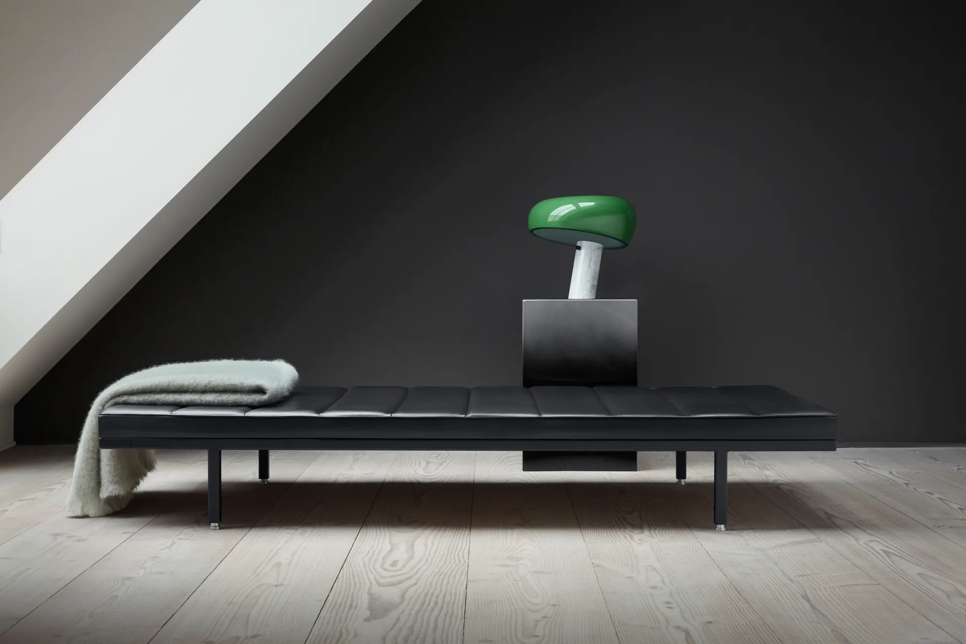 Vipp461 dagbädd 200x85x31,5 cm, Black aluminium-black leather Vipp