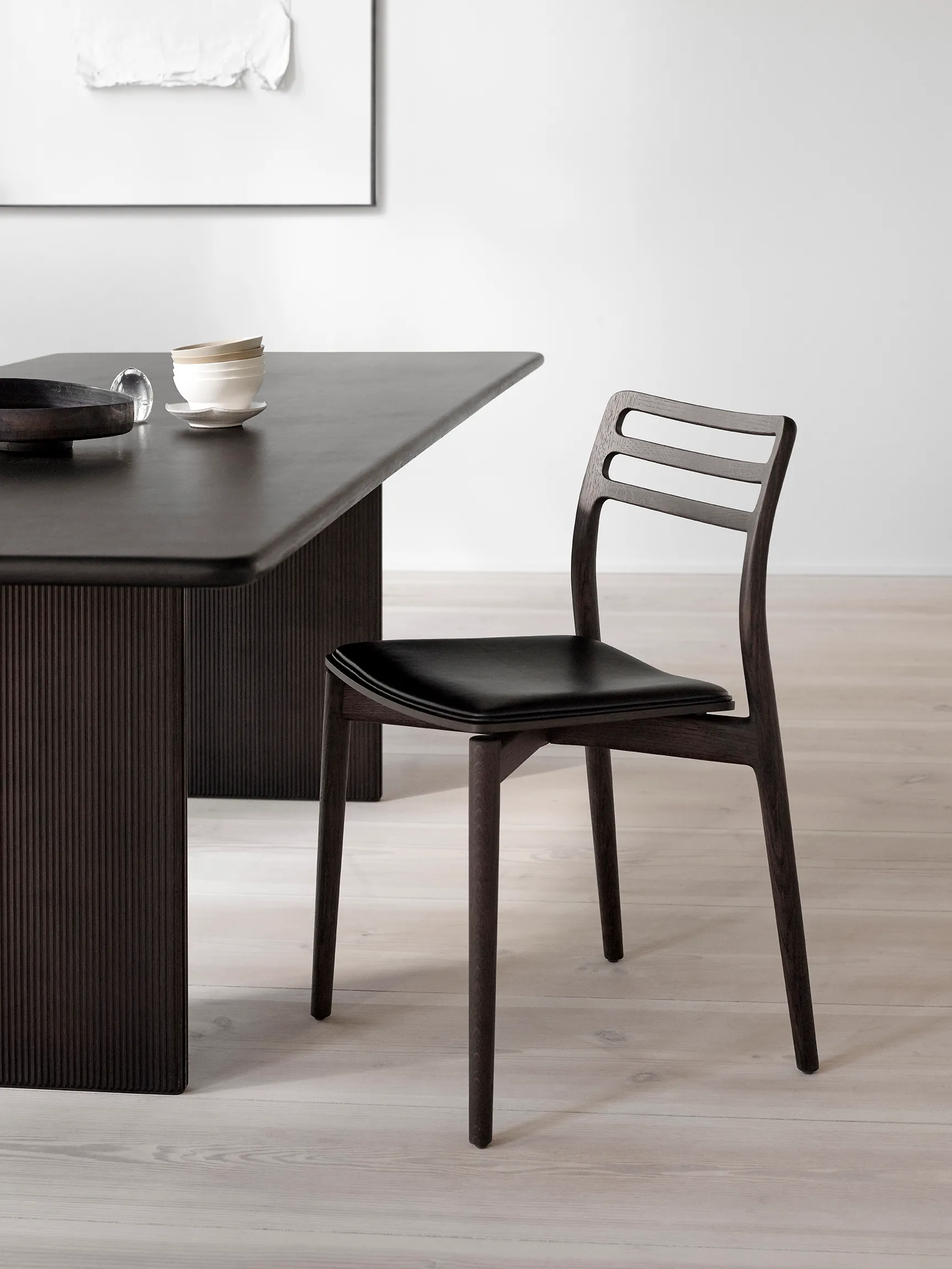 Vipp481 Cabin stol, Dark oak-black leather Vipp