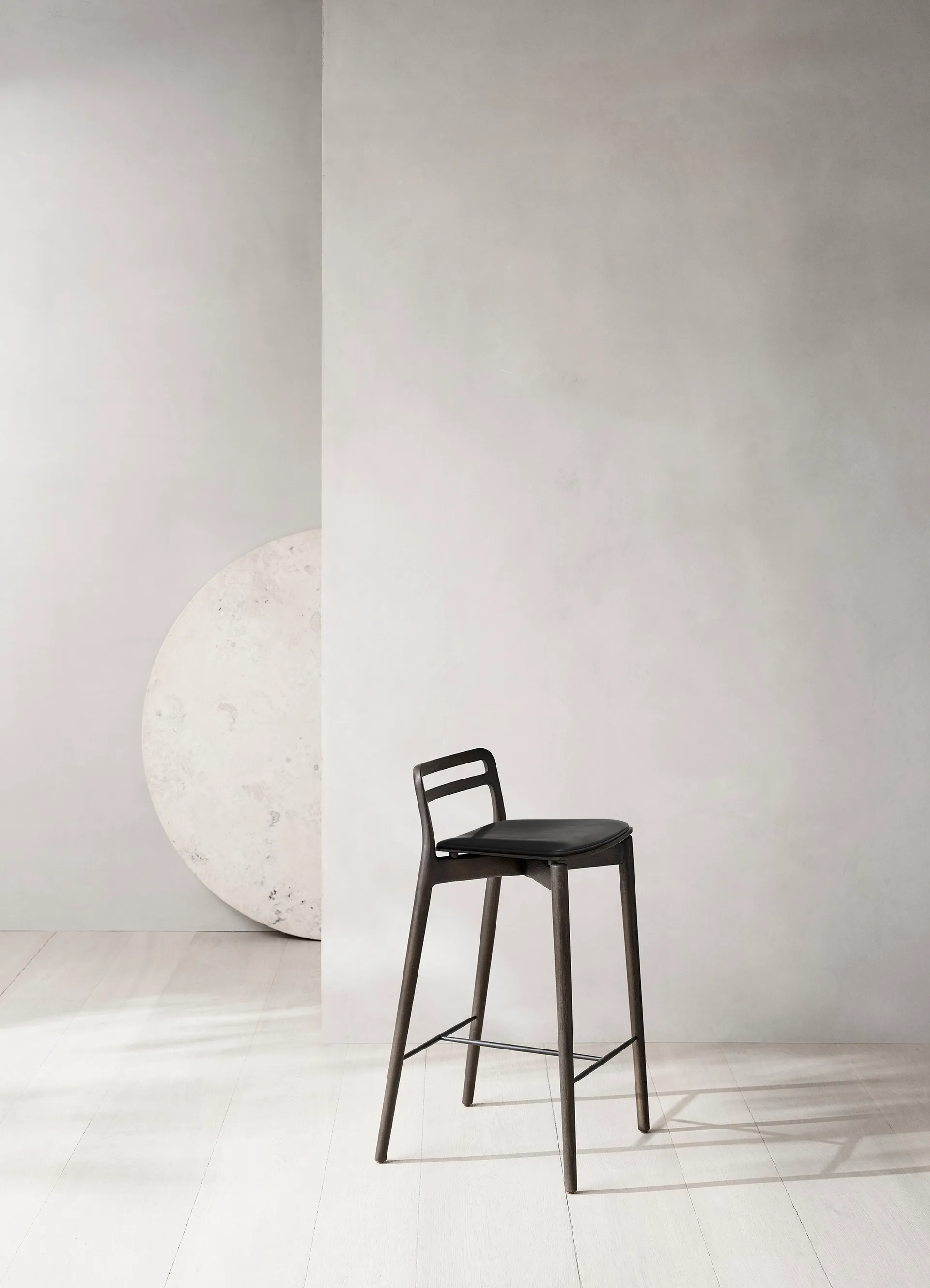 Vipp484 Cabin counter barstol 83 cm, Dark oak-black leather Vipp