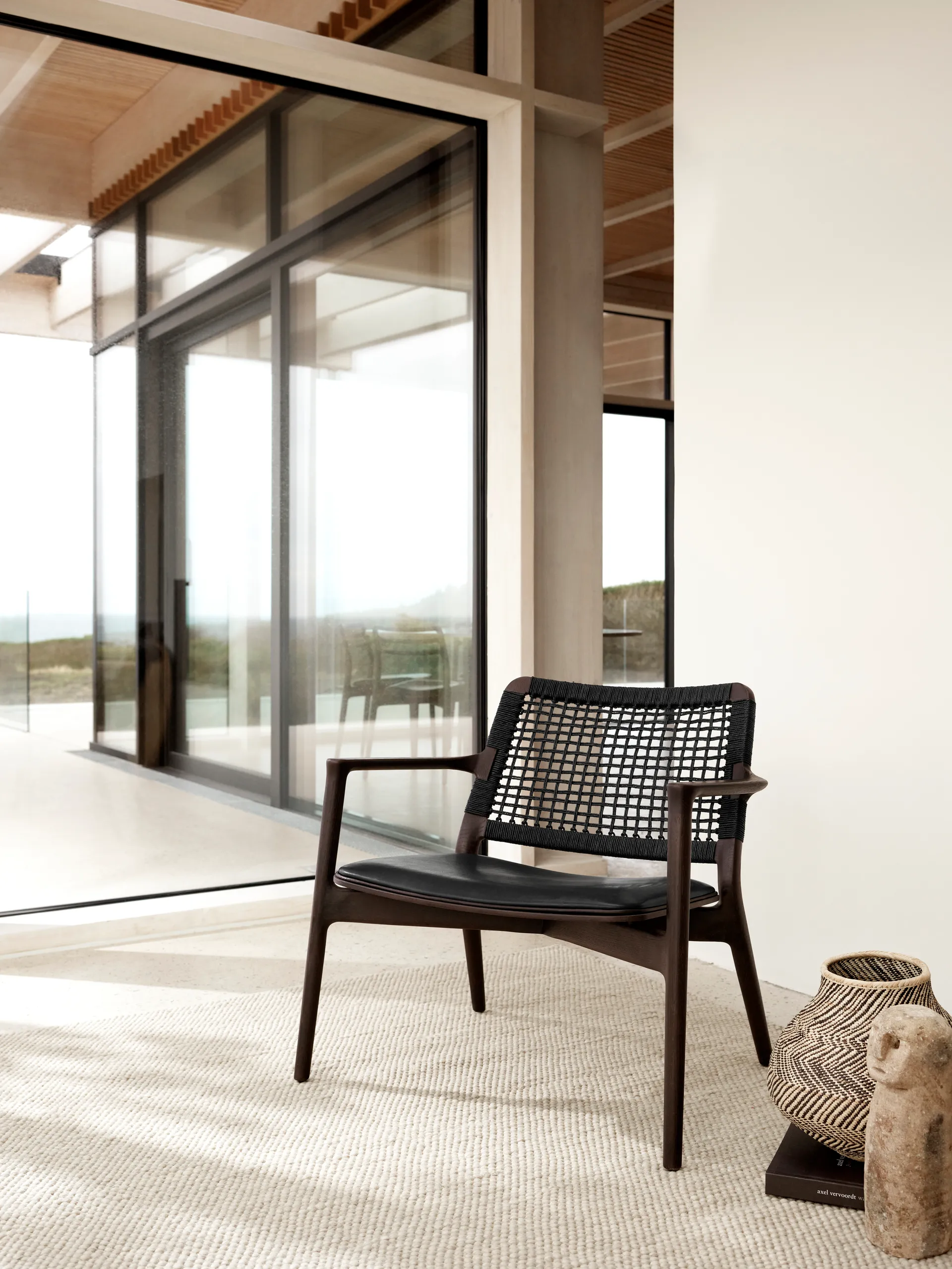 Vipp488 Cabin loungefåtölj, Dark oak-black leather Vipp