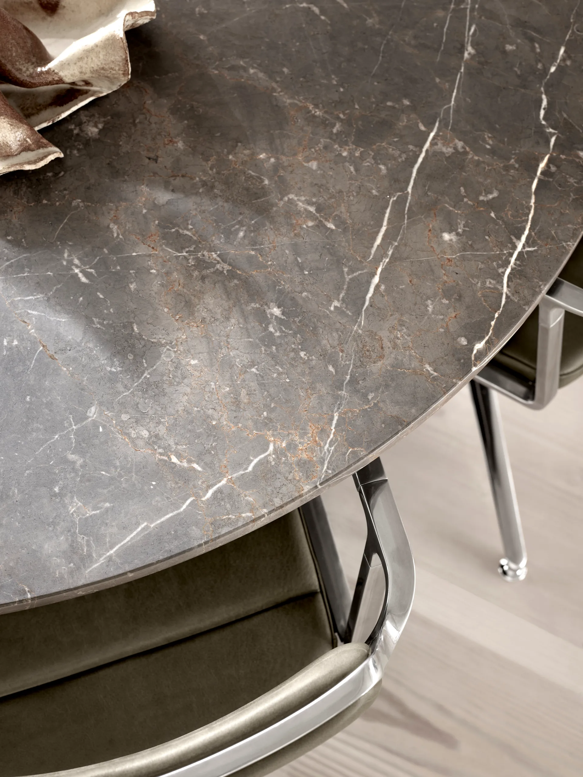 Vipp494 Cabin matbord Ø130 cm, Grey marble-dark oak Vipp