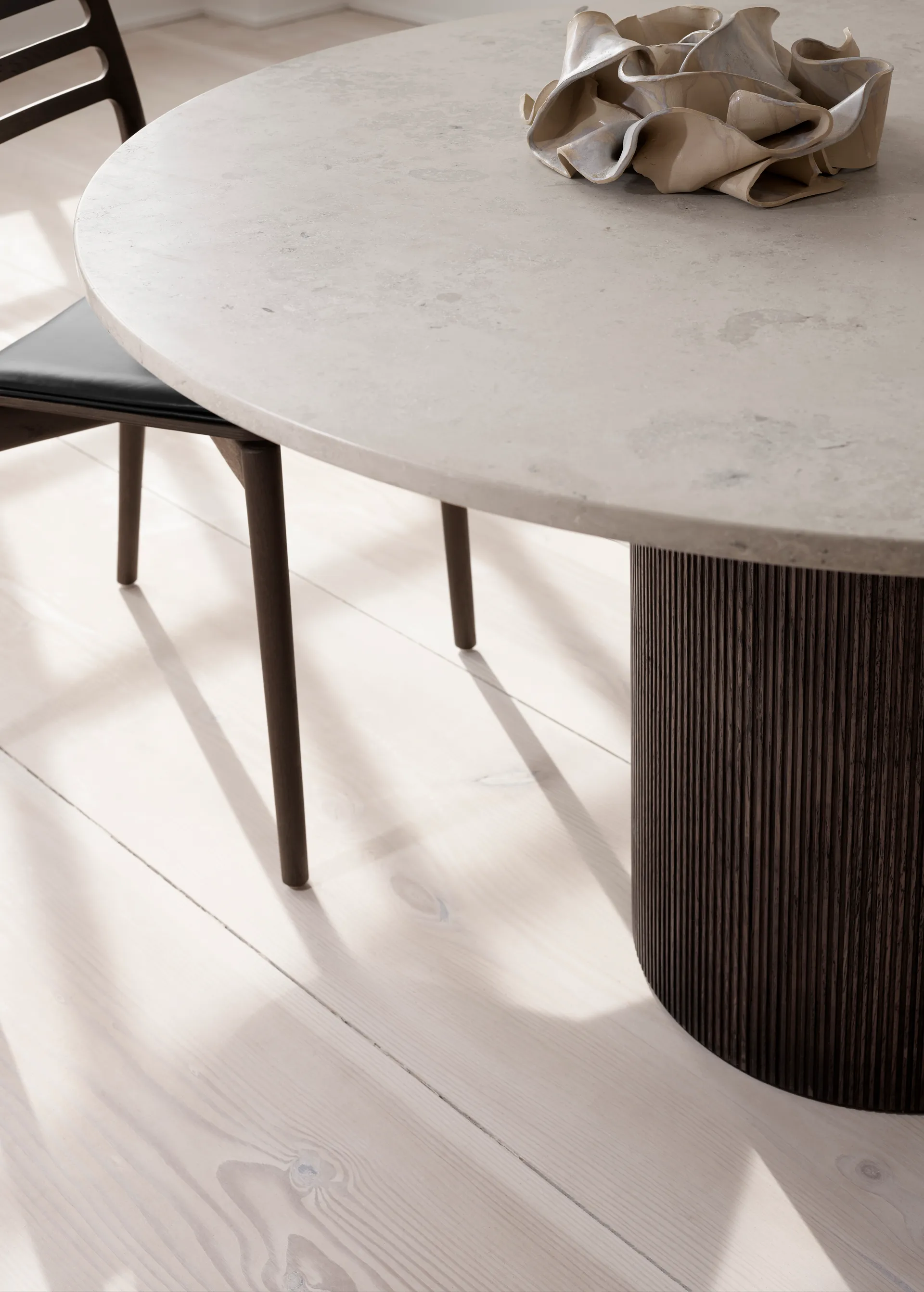 Vipp495 Cabin matbord Ø150 cm, Light Jura marble-dark oak Vipp