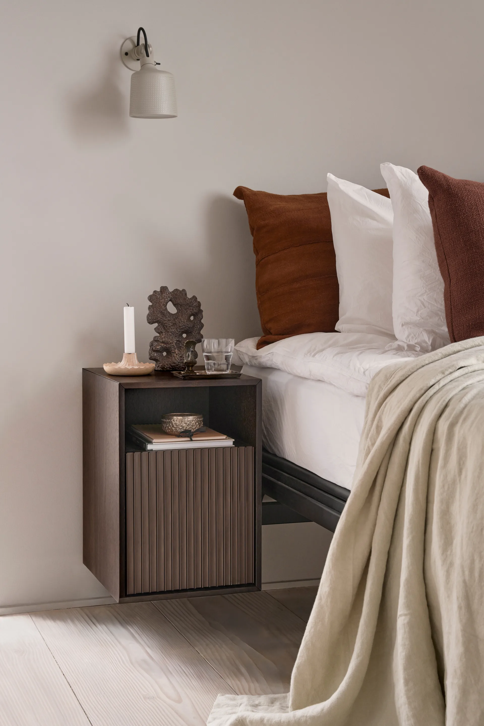 Vipp672 sängbord, Ljus ek-ljus aluminium, vägg, 31,5x48x38 cm Vipp