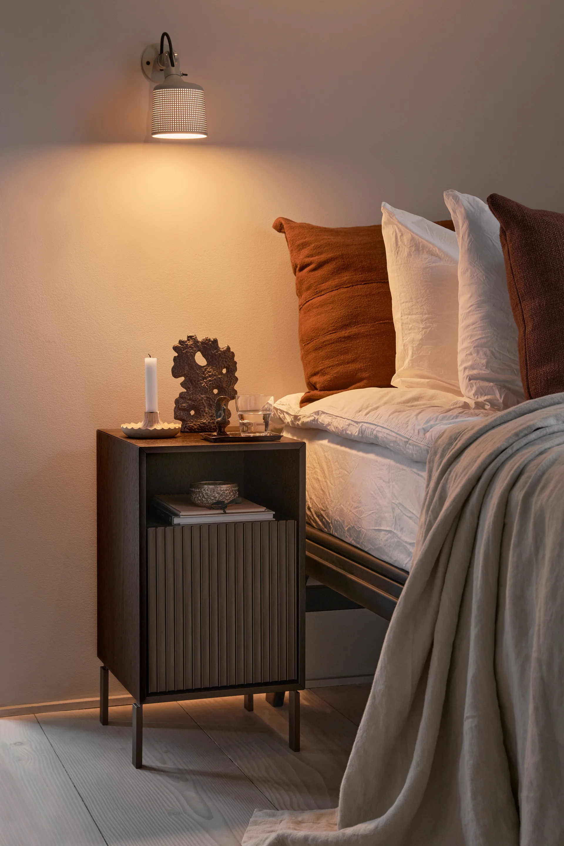 Vipp672 sängbord, Mörk ek-mörk aluminium, 31,5x60x38 cm Vipp