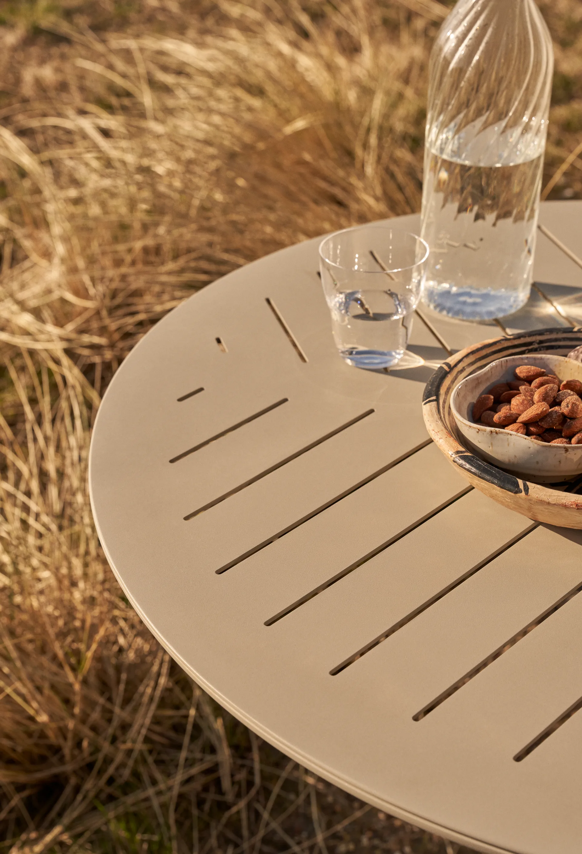 Vipp717 Open-Air cafébord, Warm grey-aluminium, Ø74 cm Vipp