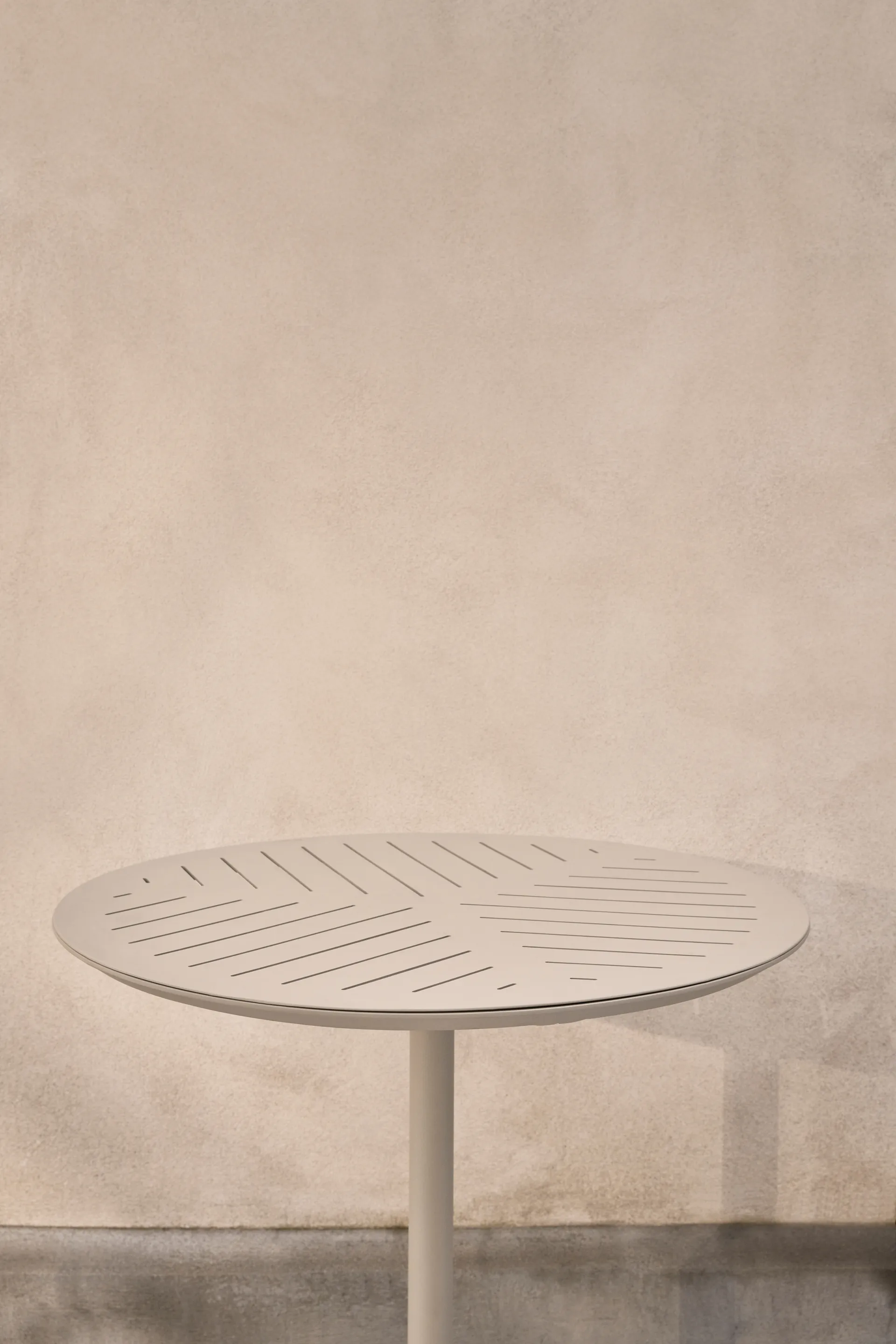 Vipp717 Open-Air cafébord, Warm grey-aluminium, Ø74 cm Vipp