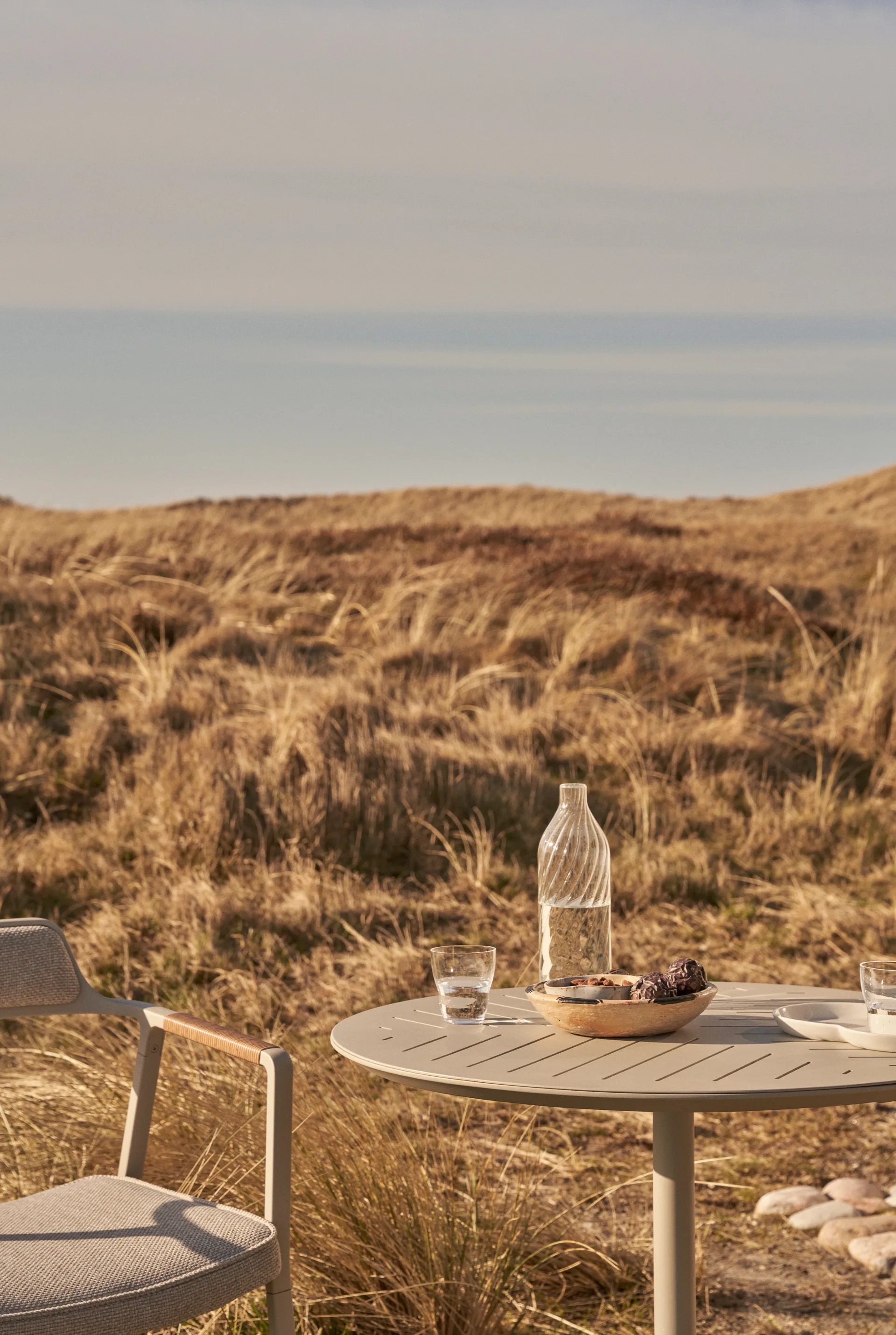 Vipp717 Open-Air cafébord, Warm grey-aluminium, Ø74 cm Vipp