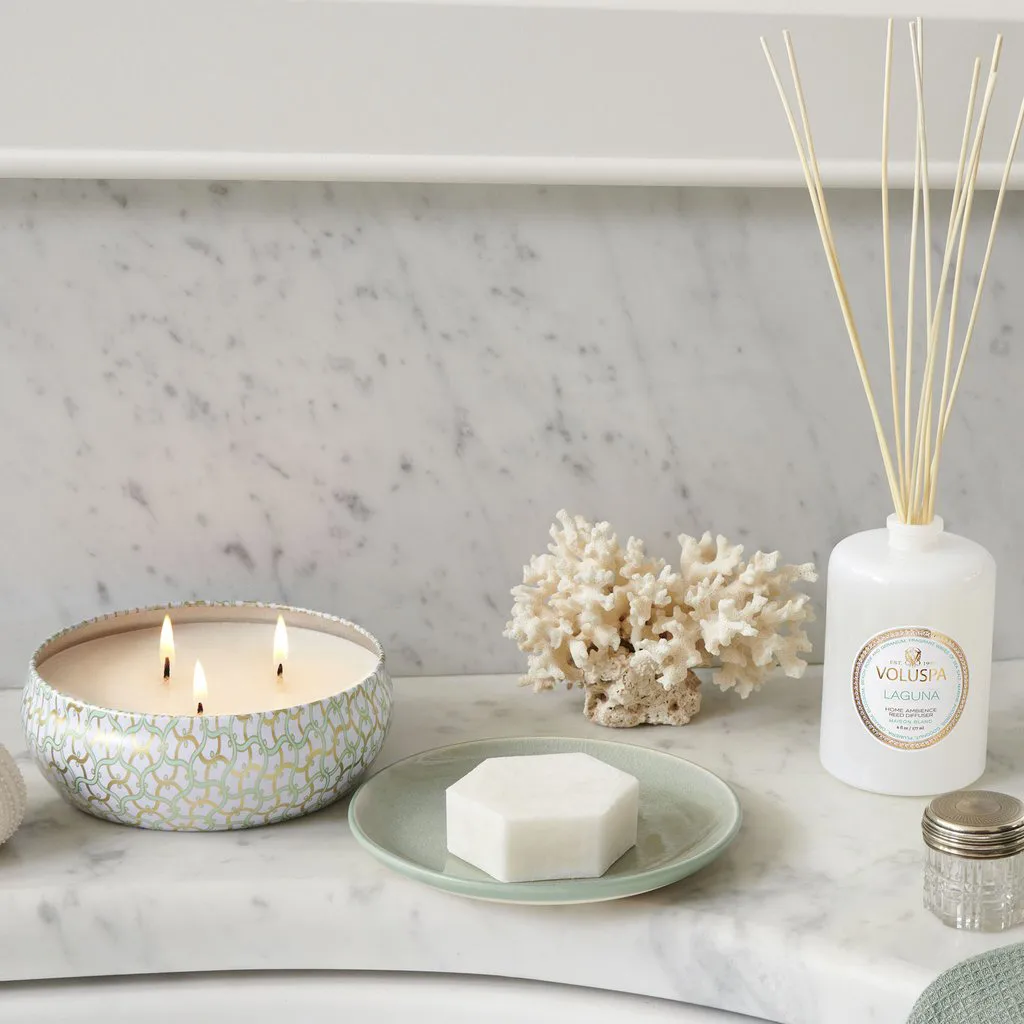 Maison Blanc 3-wick Tin doftljus 40 timmar, Laguna Voluspa