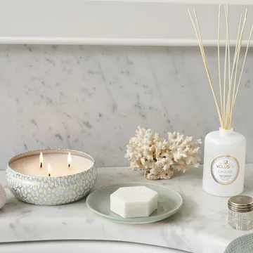 Maison Blanc 3-wick Tin doftljus 40 timmar - Laguna - Voluspa