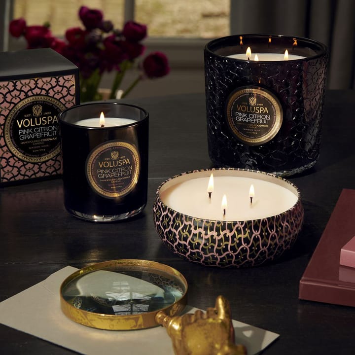 Maison Noir 3-wick Tin doftljus 40 timmar - Pink Citron Grapefruit - Voluspa