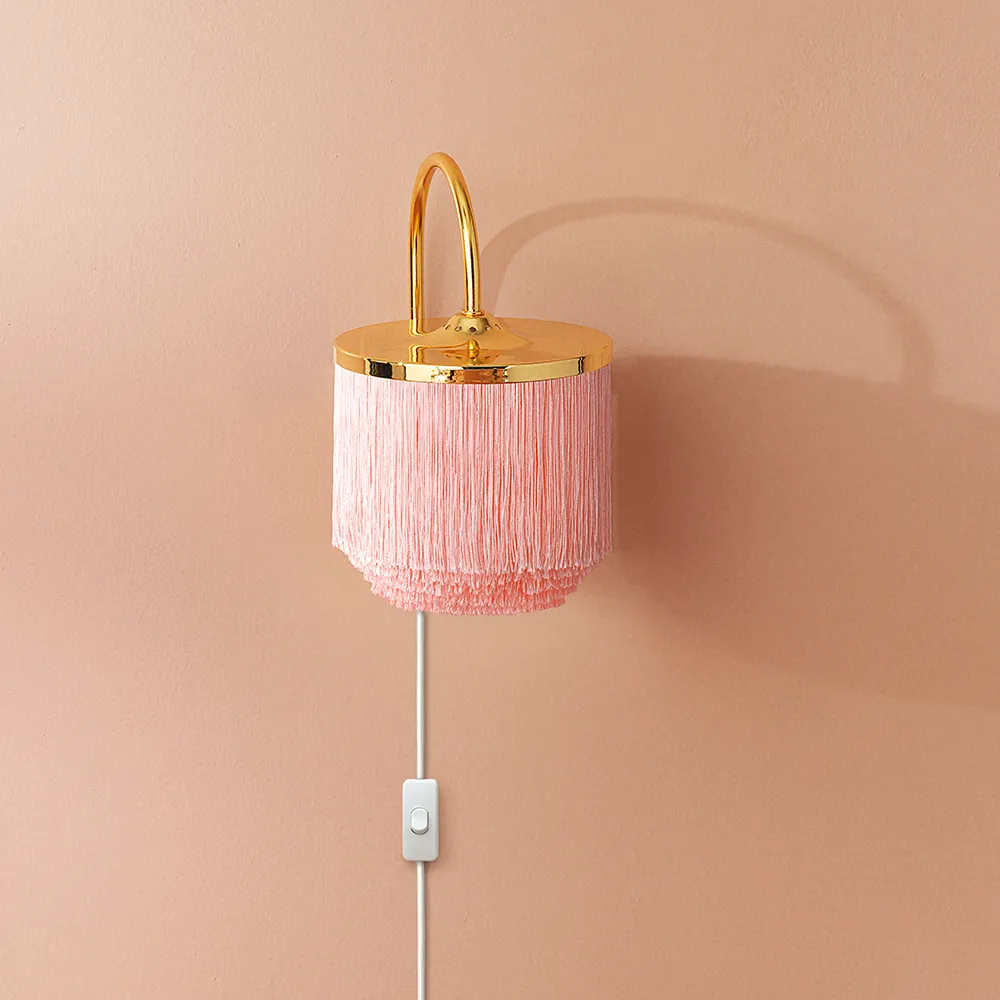 Fringe vägglampa, pale pink, mässingspläterat stål Warm Nordic
