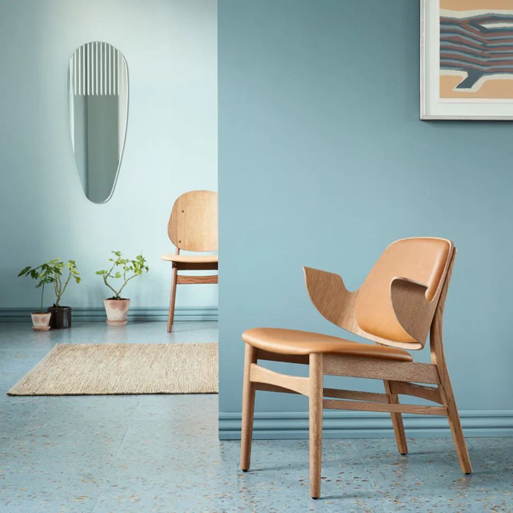 Gesture loungestol, läder sevilla 4001 black, svartlackat bokstativ Warm Nordic