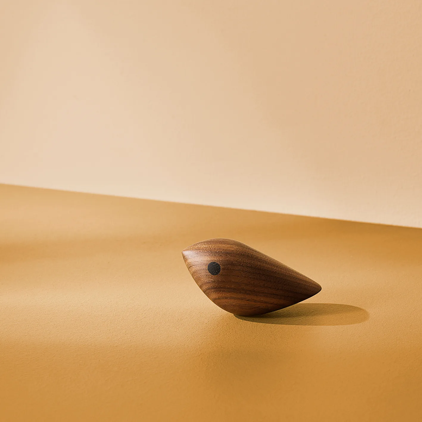 Twirling Bird dekoration M, Valnöt Warm Nordic