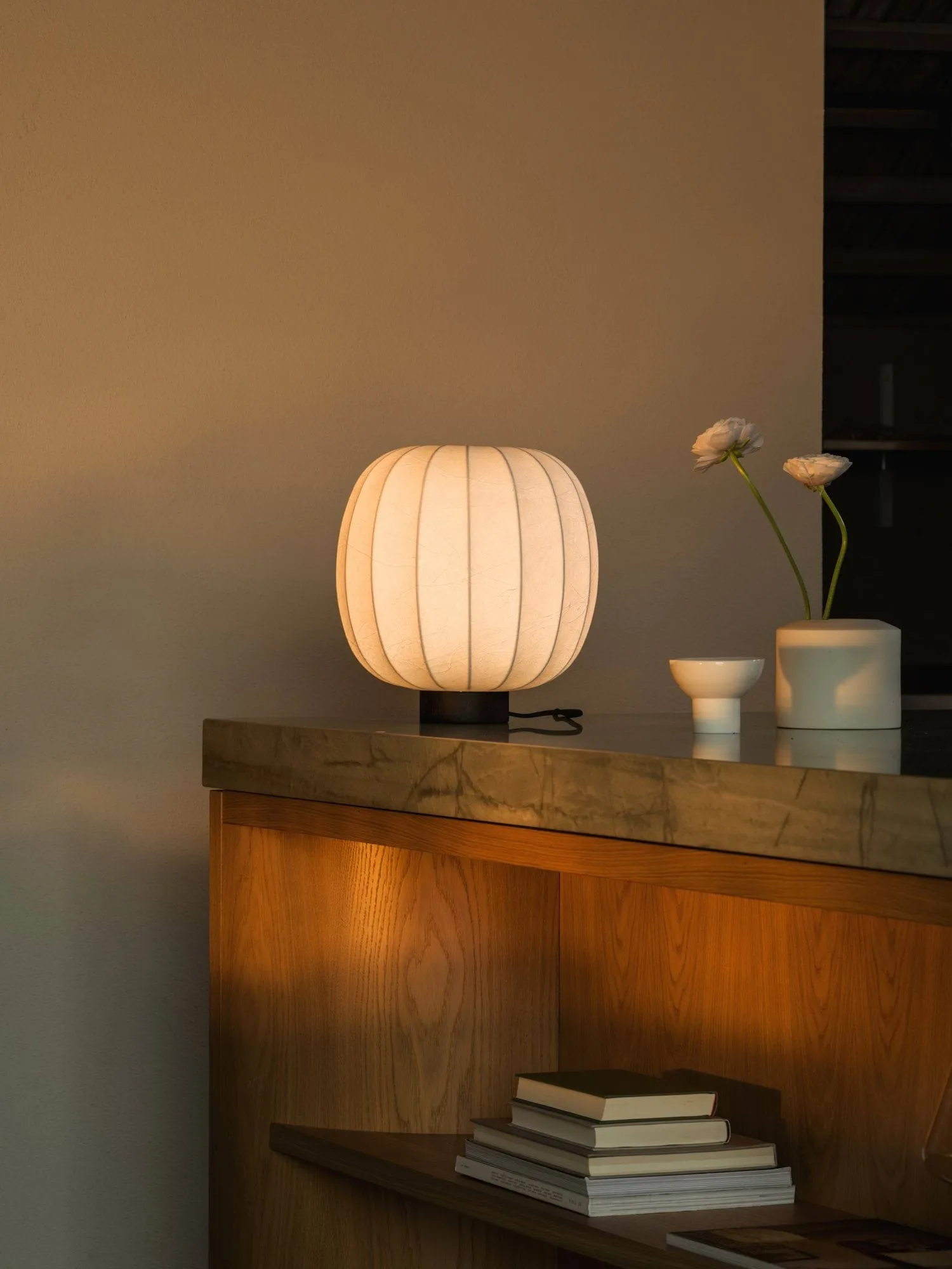 Lunari bordslampa, White-Dark ash, Ø30x32 cm Watt & Veke Lunari bordslampa, White-Dark ash, Ø30x32 cm Watt & Veke