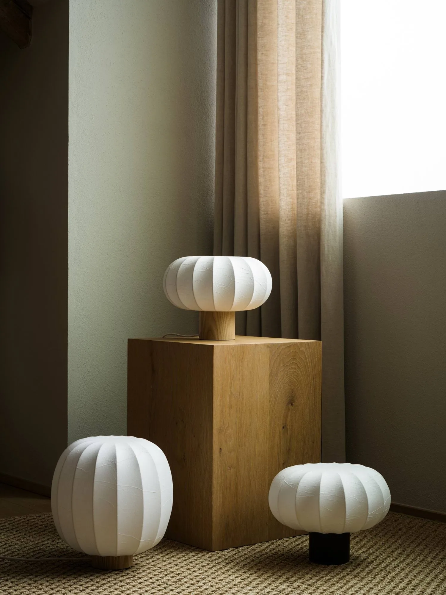 Lunari bordslampa, White-Dark ash, Ø32x24 cm Watt & Veke Lunari bordslampa, White-Dark ash, Ø32x24 cm Watt & Veke