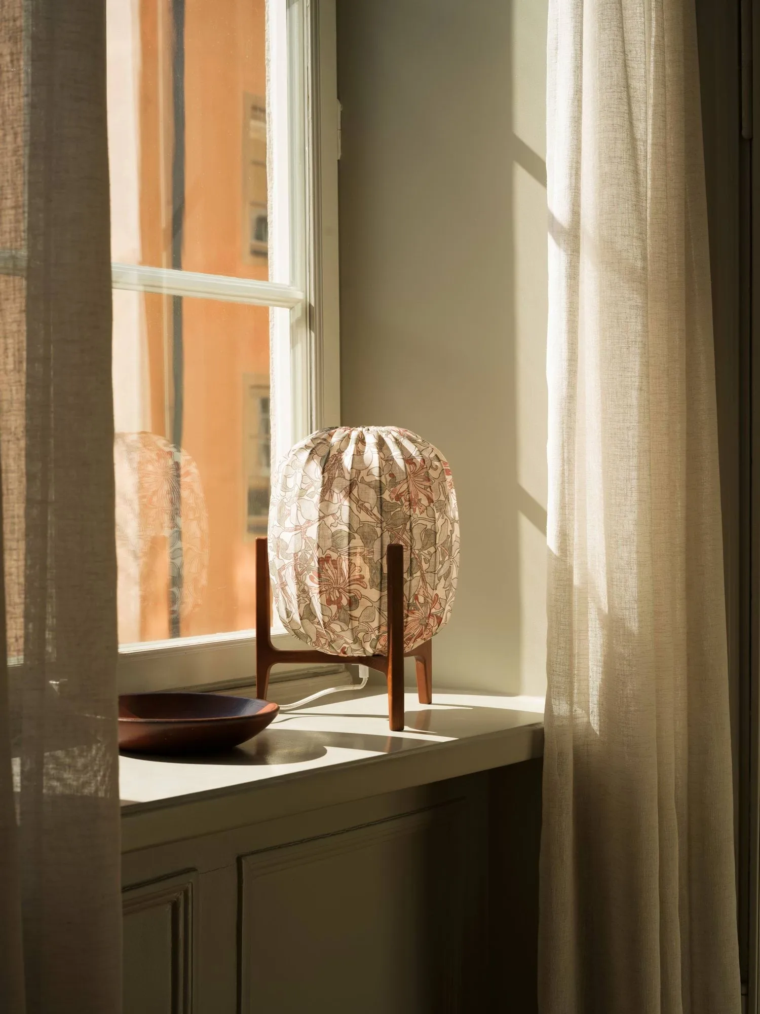 Prisma bordslampa, Dark ash-Honeysuckle blush, Ø27x42 cm Watt & Veke