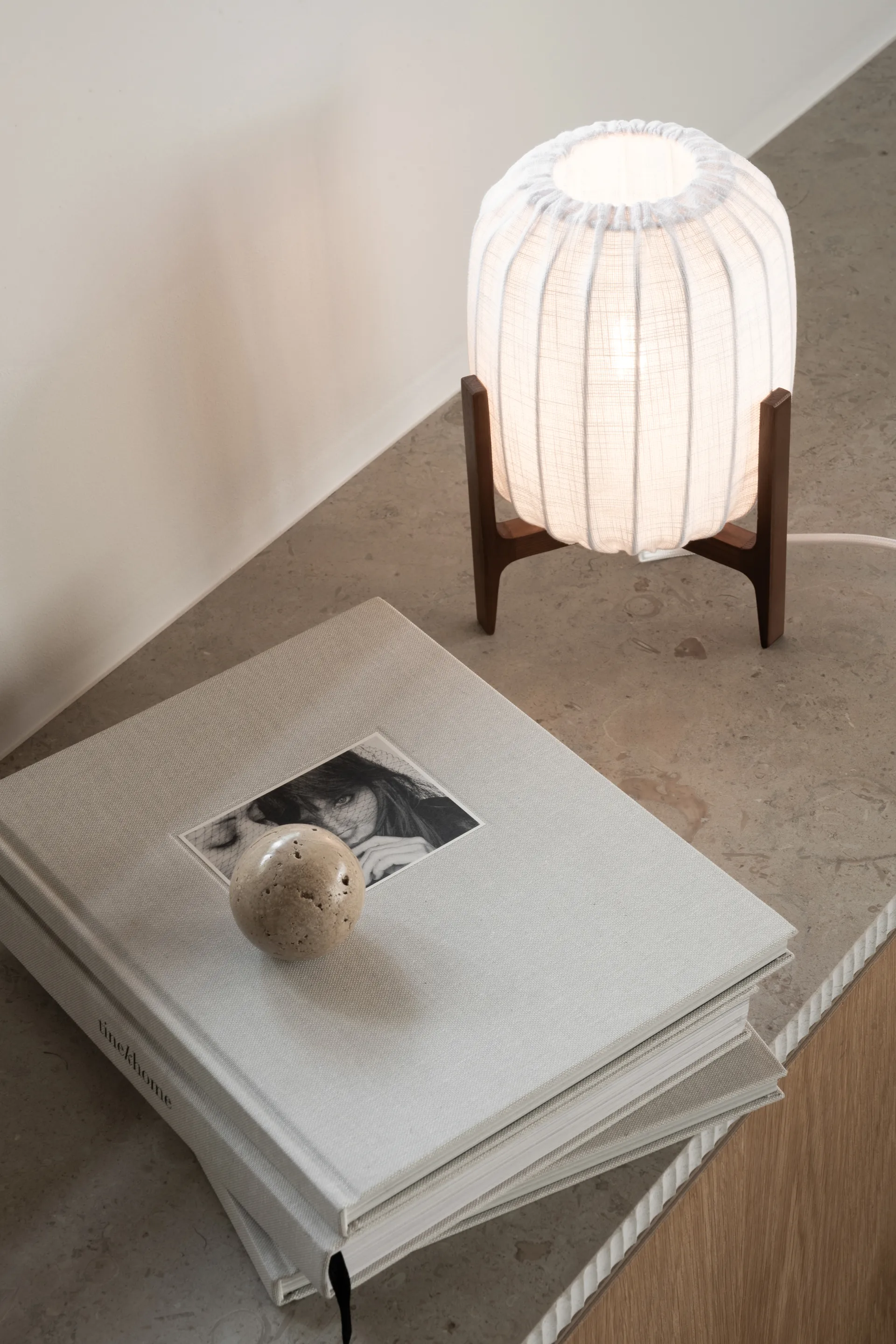 Prisma bordslampa, Dark ash-White, Mini Ø16x24,3 cm Watt & Veke