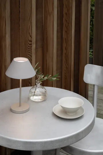 Teya bordslampa portabel - Warm grey, Ø15x26 cm - Watt & Veke