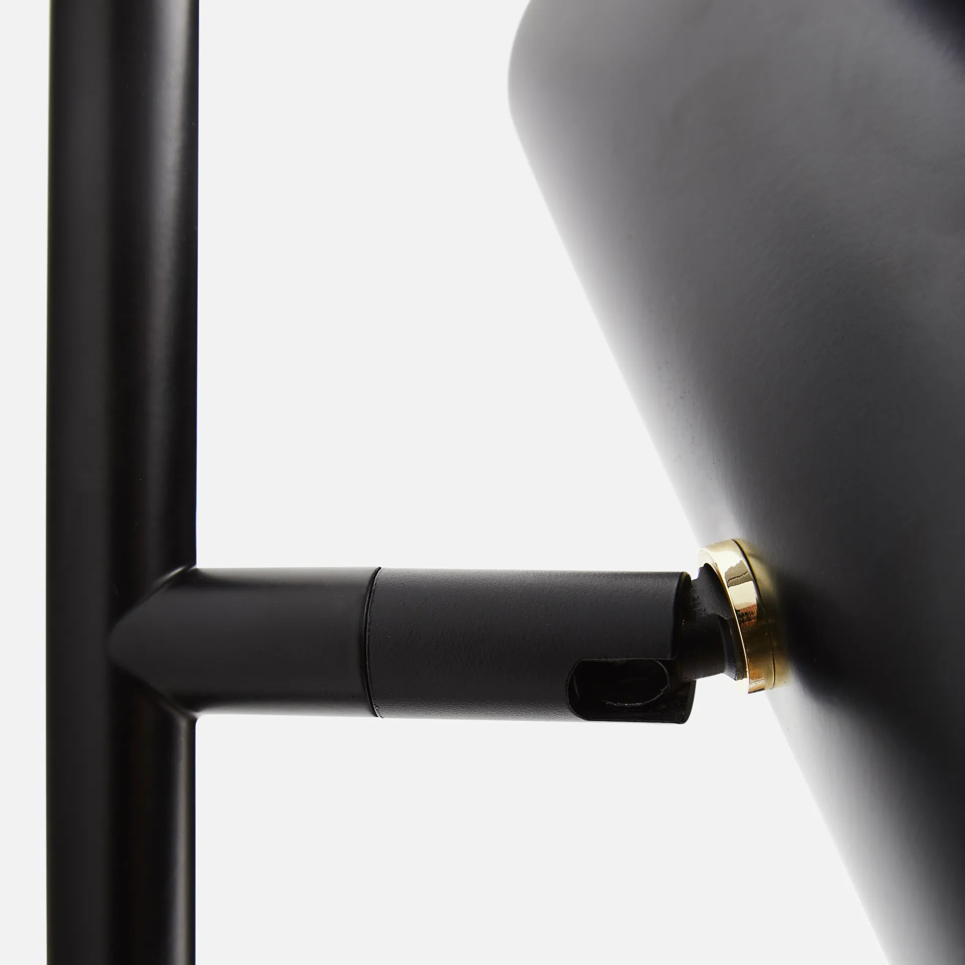 Cono vägglampa, Svart Woud