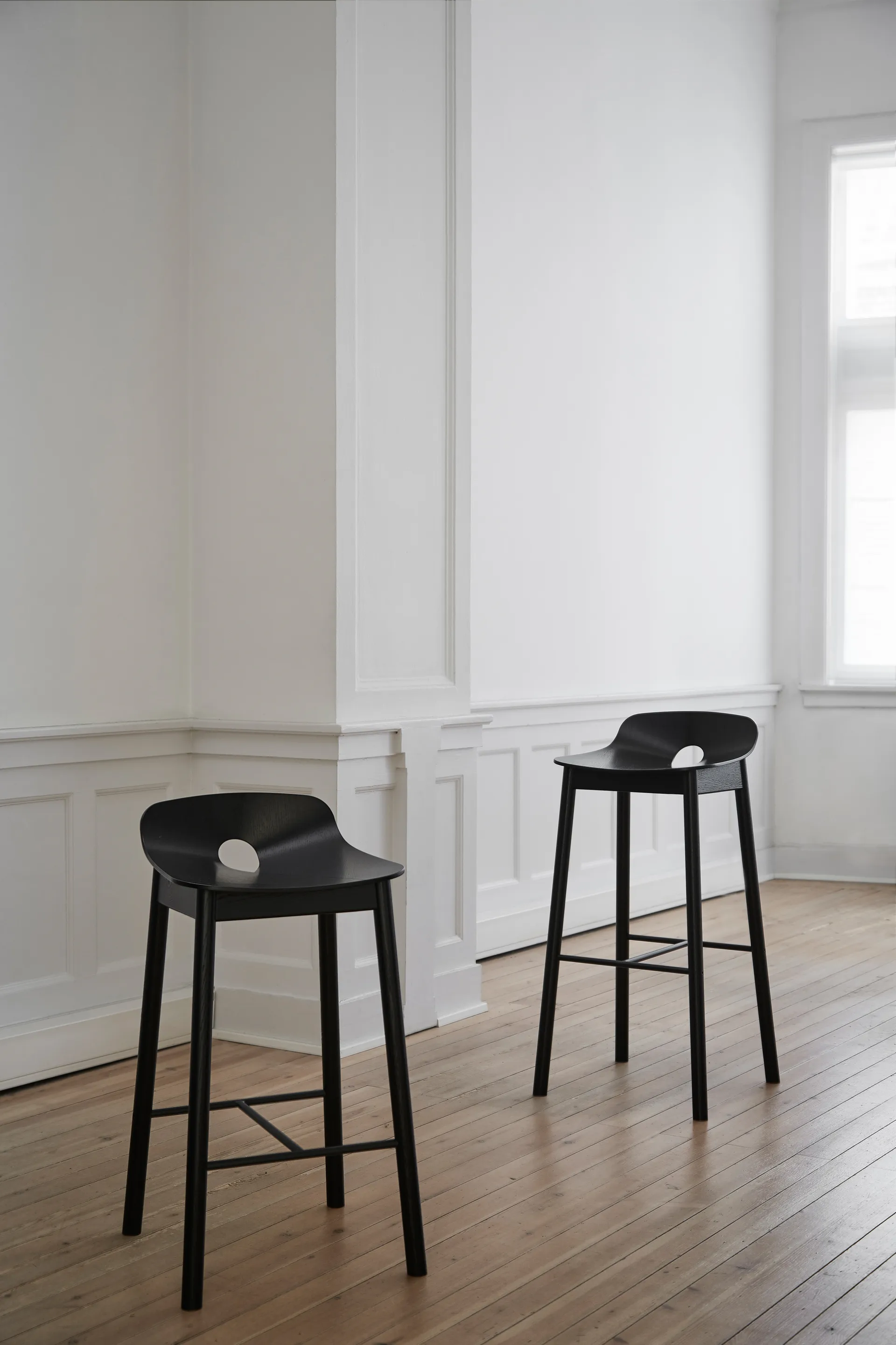Mono barstol 65 cm, Svartmålad ask Woud