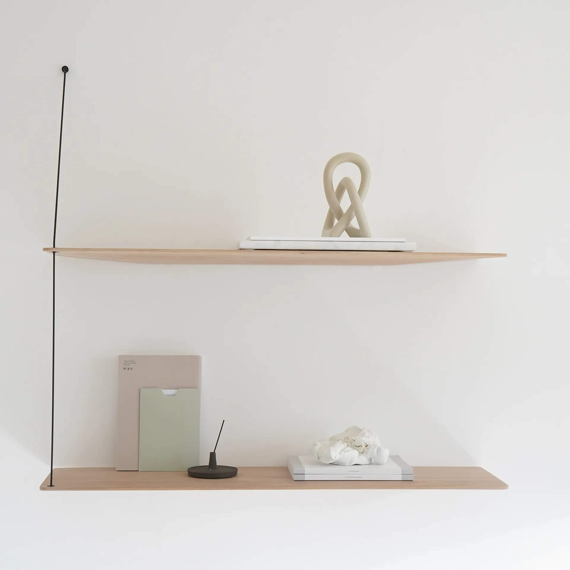 Stedge hylla, Vitpigmenterad ek-svart, 80 cm, 2 hyllplan Woud