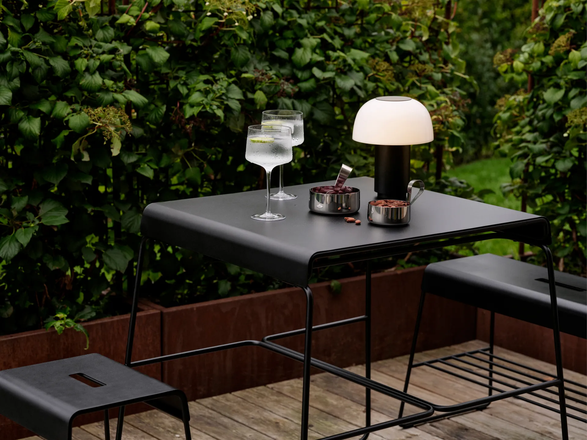 A-bench outdoor bänk med hylla 45 cm, Black (svart) Zone Denmark