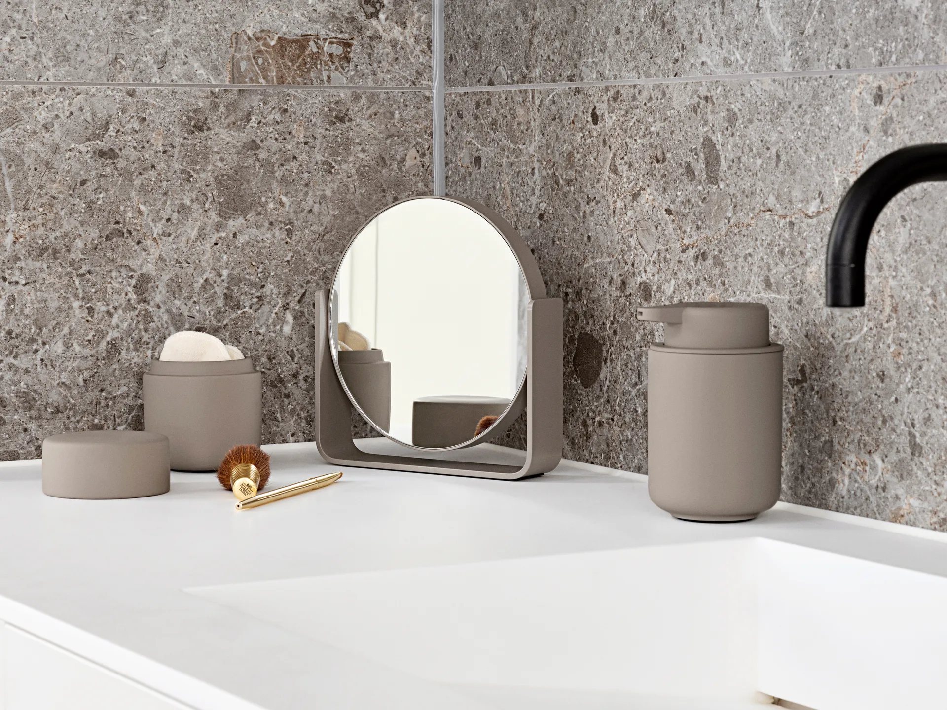 Ume bordsspegel med 5x förstoring 19x19,5 cm, Taupe Zone Denmark