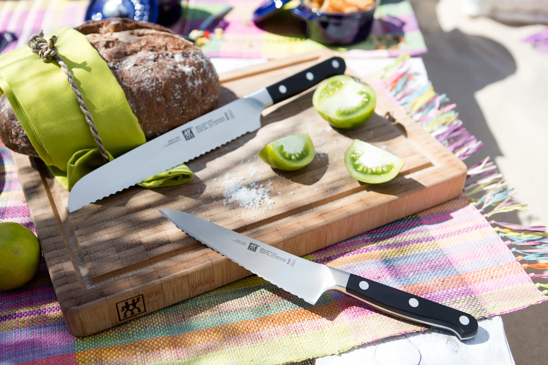 Zwilling Pro kompakt tandad kockkniv 14 cm, Svart-rostfritt stål Zwilling