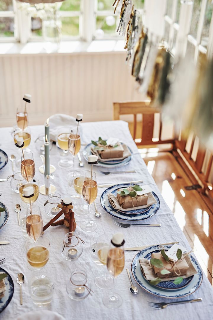 Duka till studentmottagning i klassisk stil med blåvitt porslin från Rörstrand, skira ljuslyktor och Holmegaard champagneglas