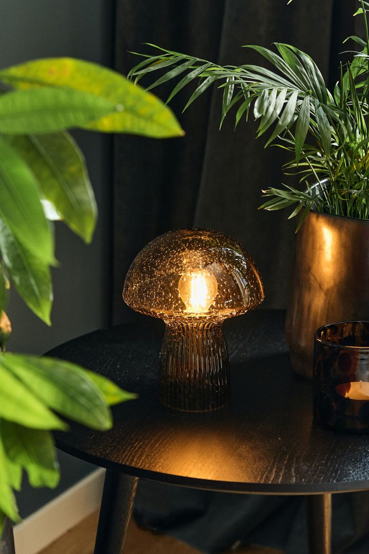 Säsongens trendiga svamplampa är Fungo bordslampa från Globen Lighting som blir en snygg inredningsdetalj i ditt hem på ditt sidobord eller på fönsterbrädan.